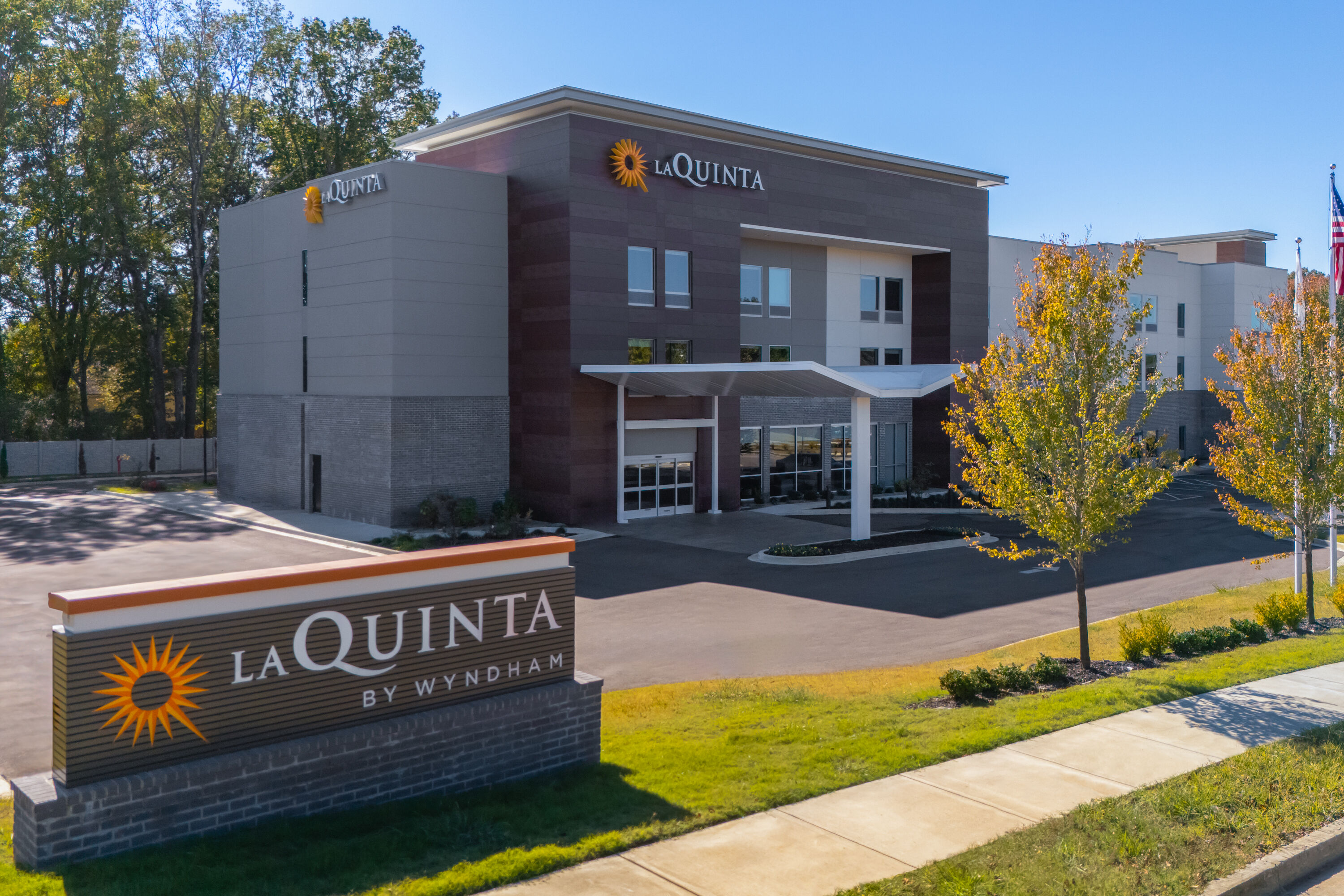Exterior Day Image of La Quinta Inn & Suites by Wyndham Olive Branch hotel in Olive Branch, Mississippi