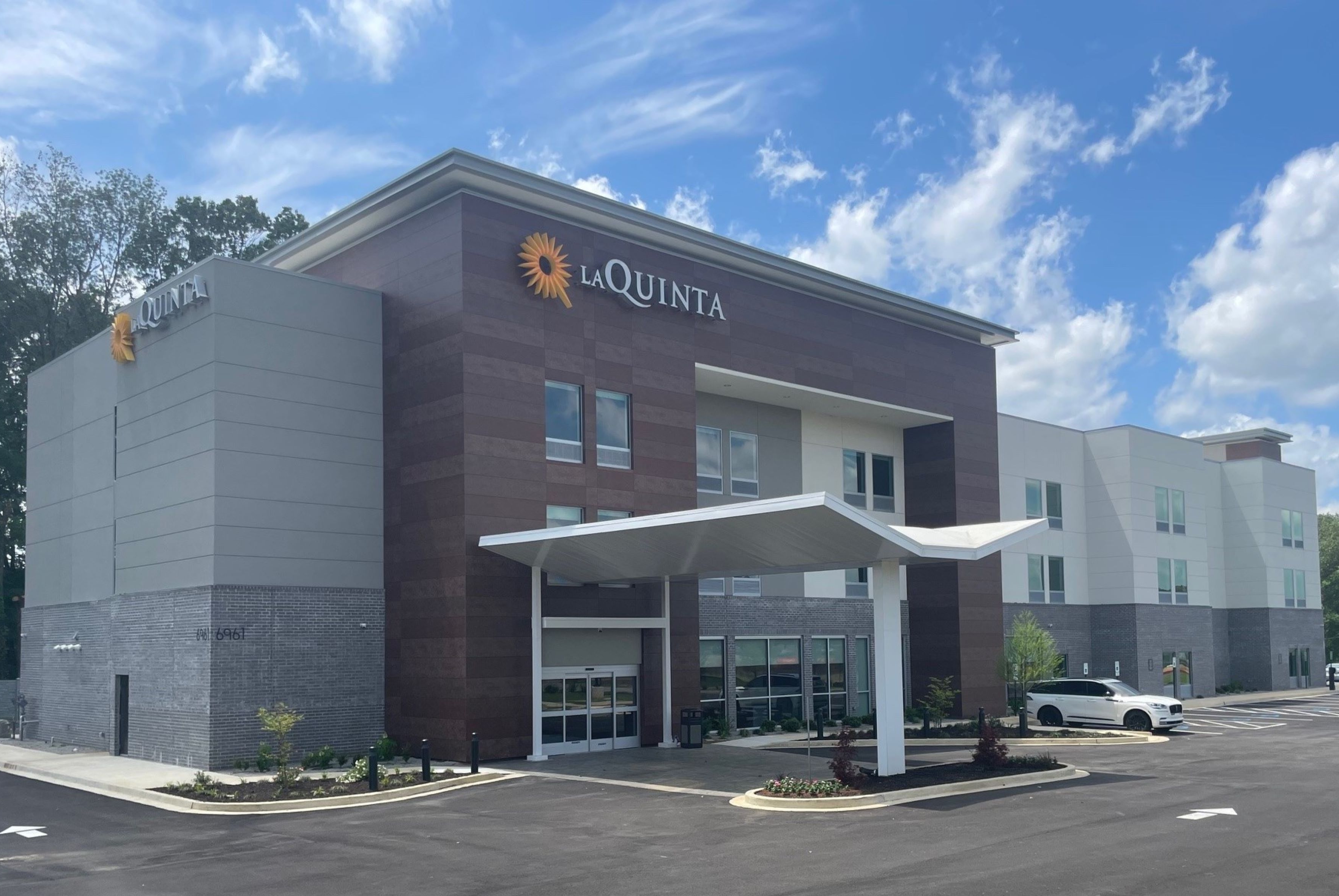 Exterior of La Quinta Inn & Suites by Wyndham Olive Branch hotel in Olive Branch, Mississippi
