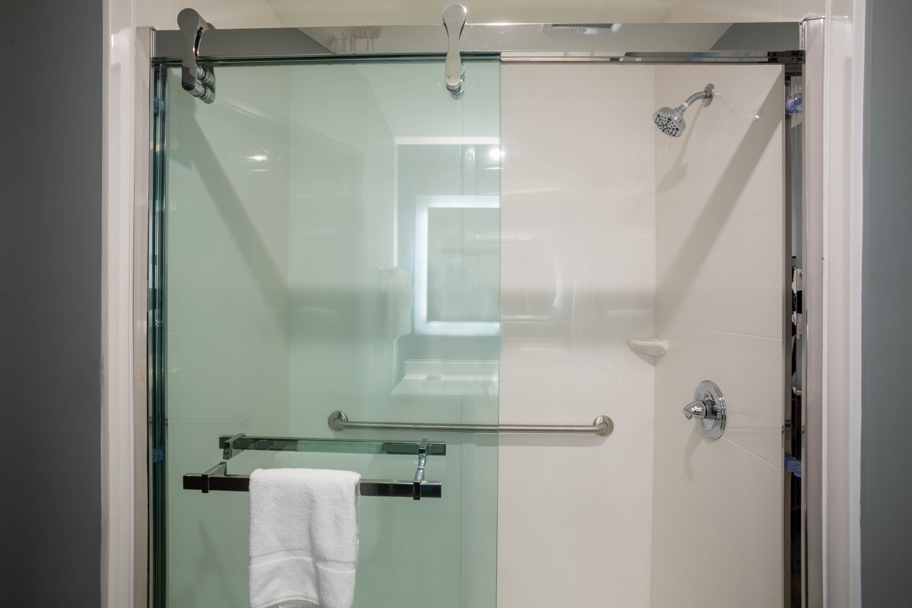 Guest room bath at the La Quinta Inn & Suites by Wyndham Oxford in Oxford, Mississippi