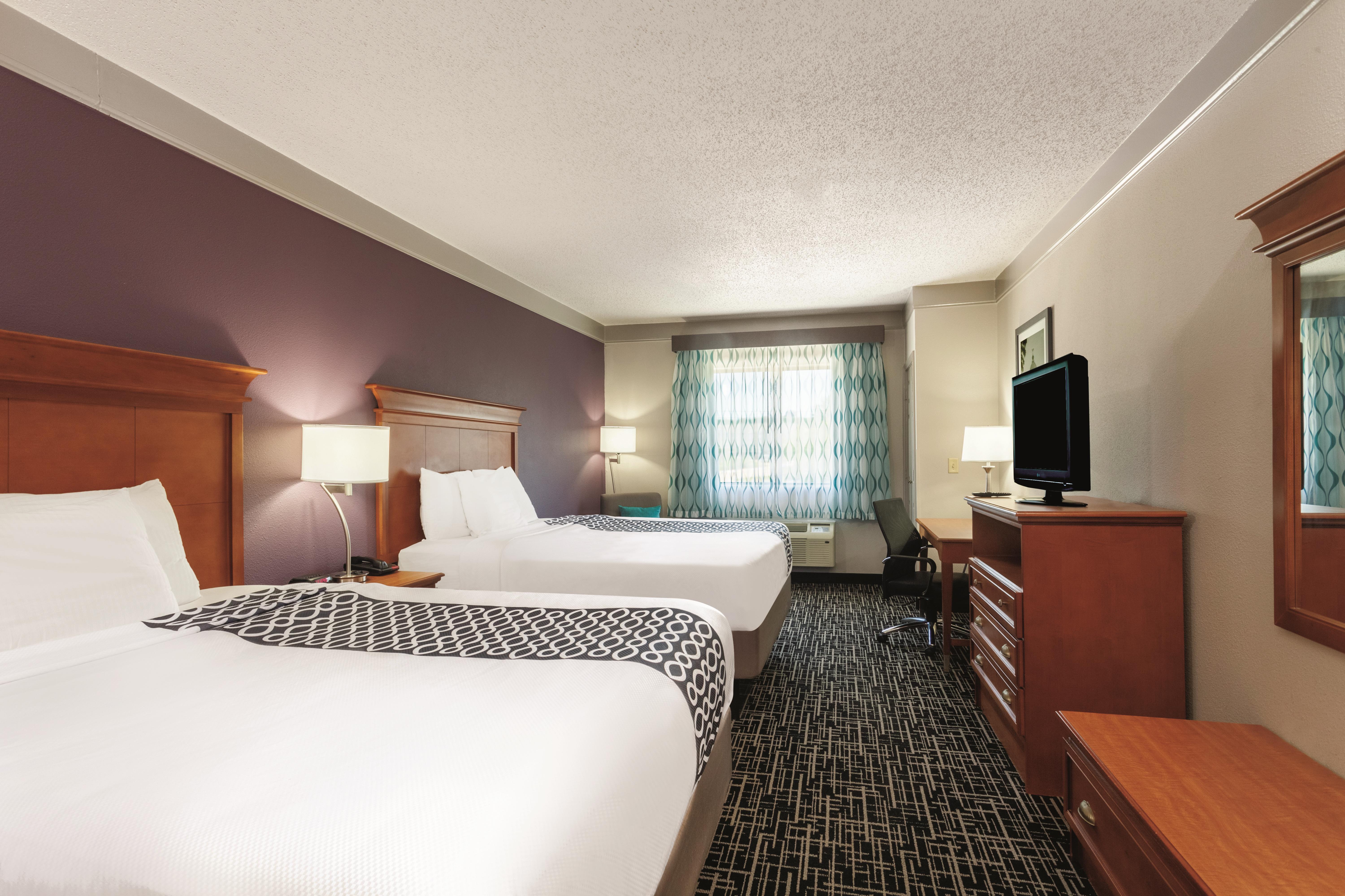Guest room at the La Quinta Inn & Suites by Wyndham Jackson Airport in Pearl, Mississippi