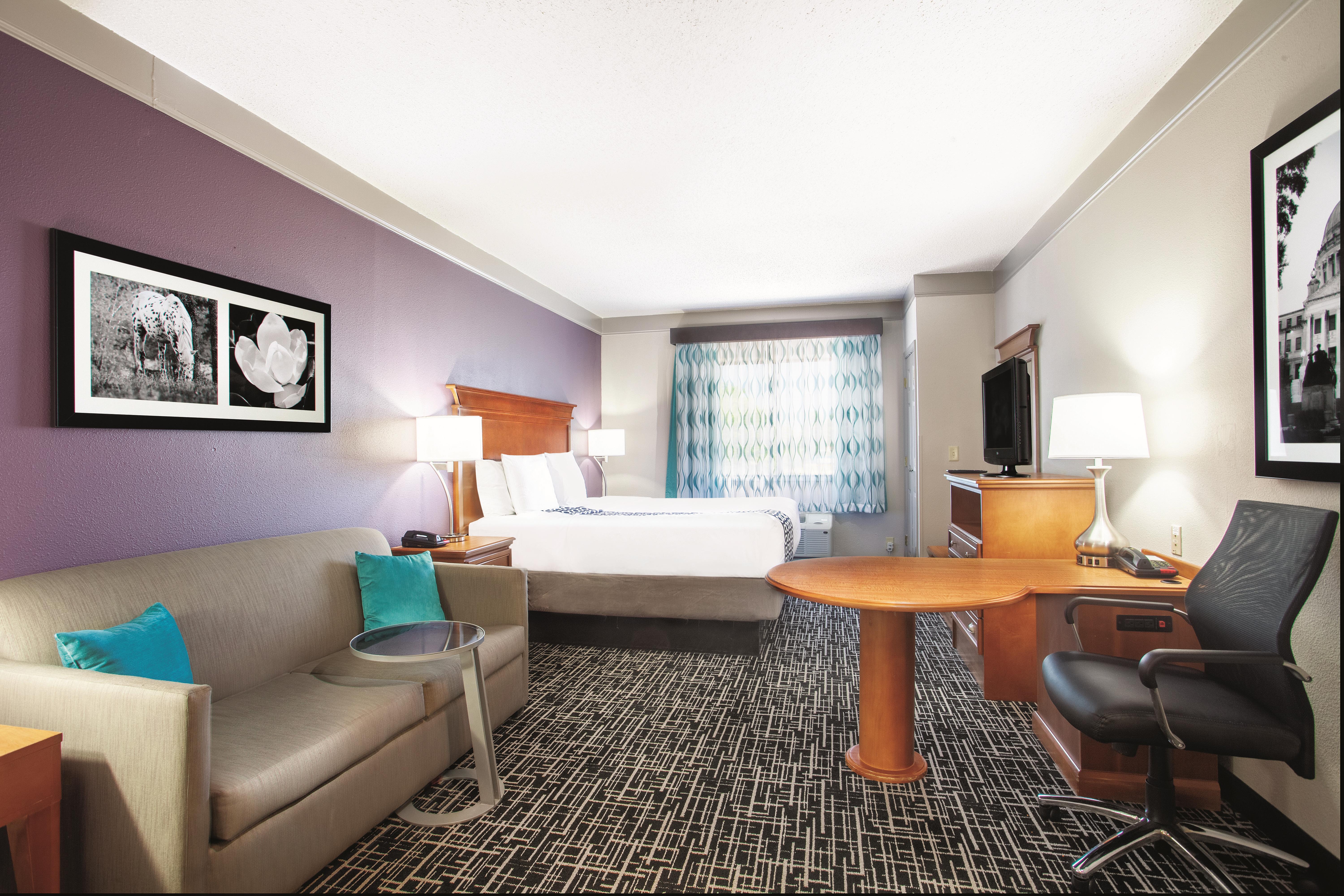 Guest room at the La Quinta Inn & Suites by Wyndham Jackson Airport in Pearl, Mississippi