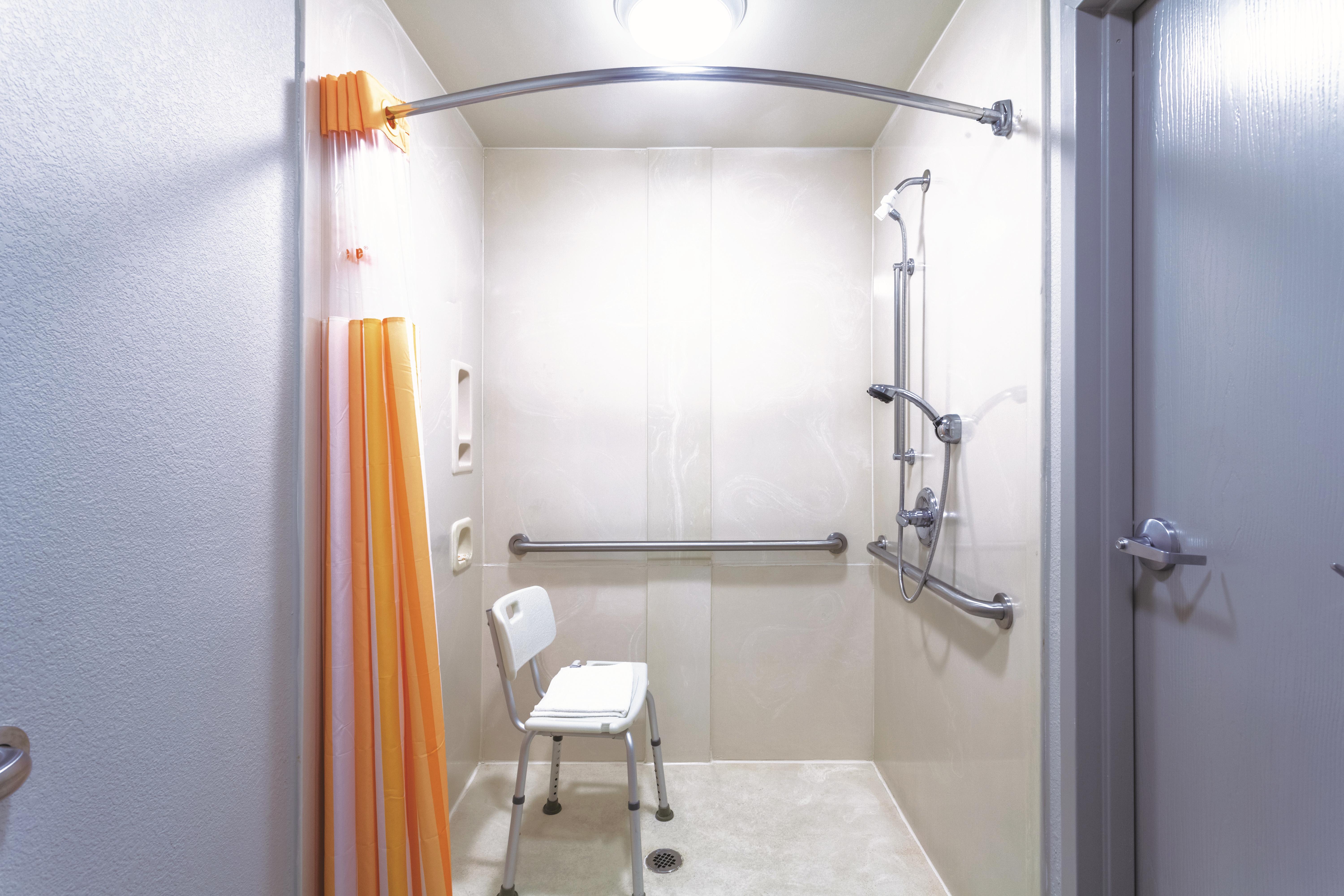 Guest room at the La Quinta Inn & Suites by Wyndham Jackson Airport in Pearl, Mississippi