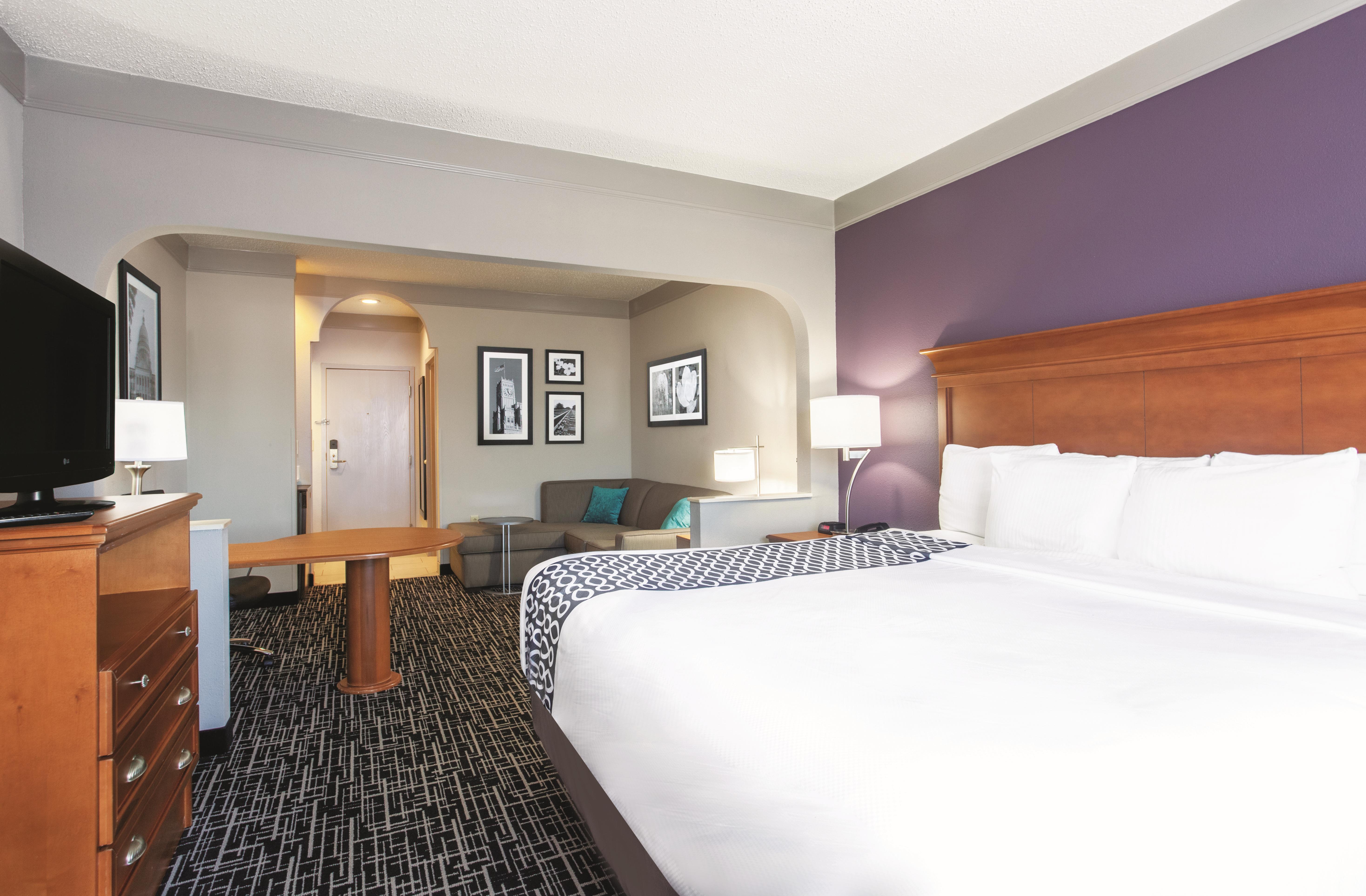 La Quinta Inn & Suites by Wyndham Jackson Airport suite in Pearl, Mississippi