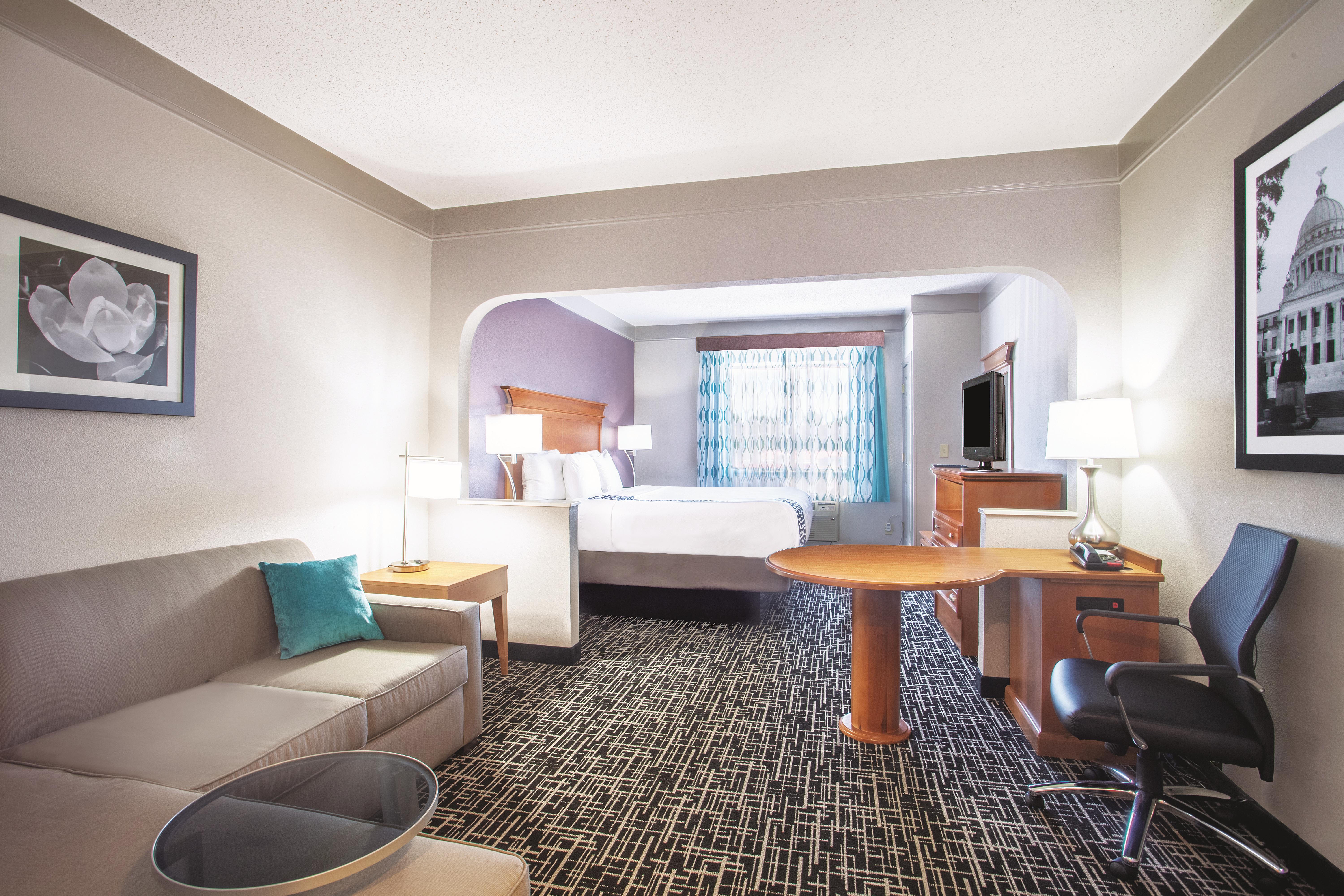 La Quinta Inn & Suites by Wyndham Jackson Airport suite in Pearl, Mississippi