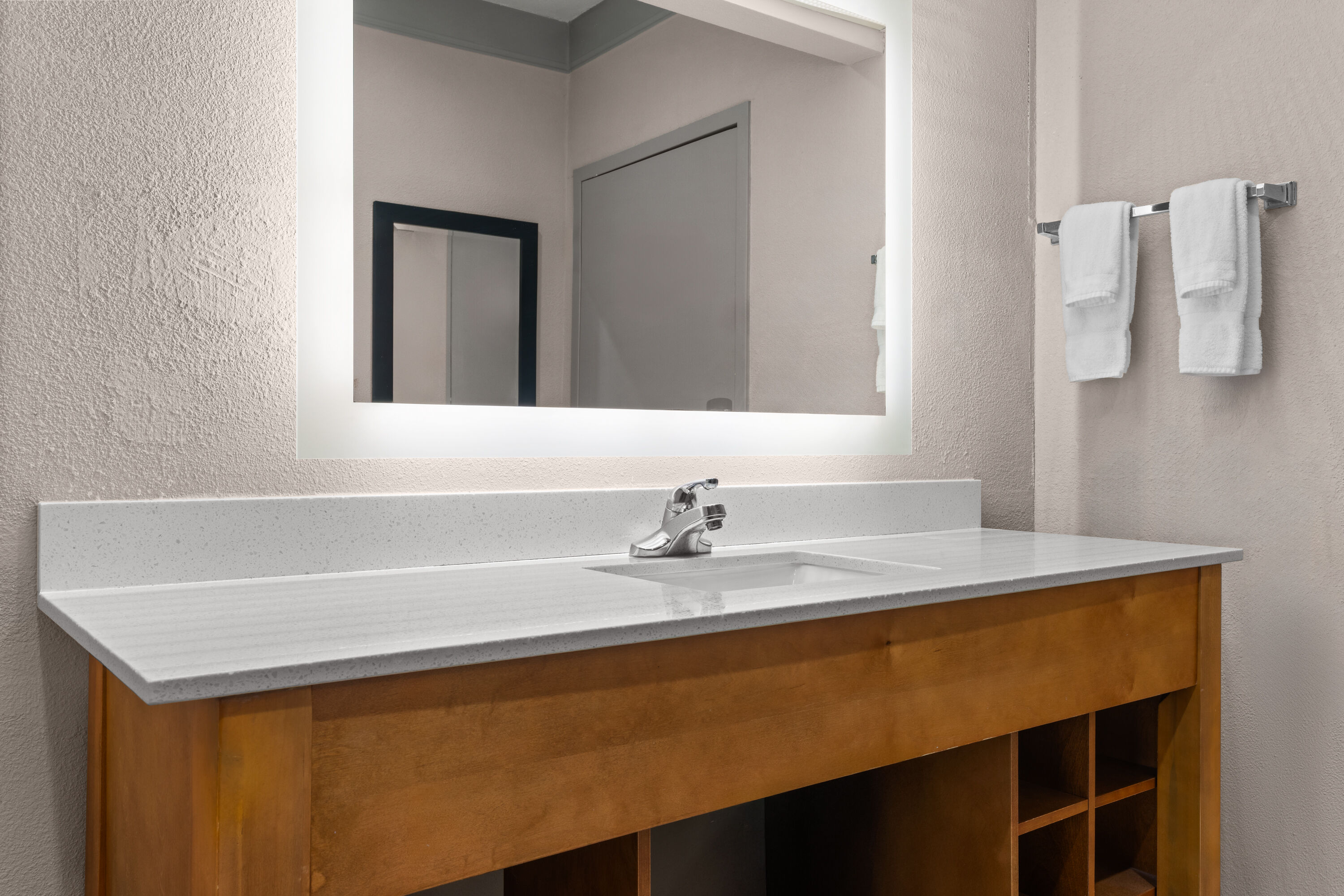 Guest room bath at the La Quinta Inn & Suites by Wyndham Jackson Airport/Pearl in Pearl, Mississippi