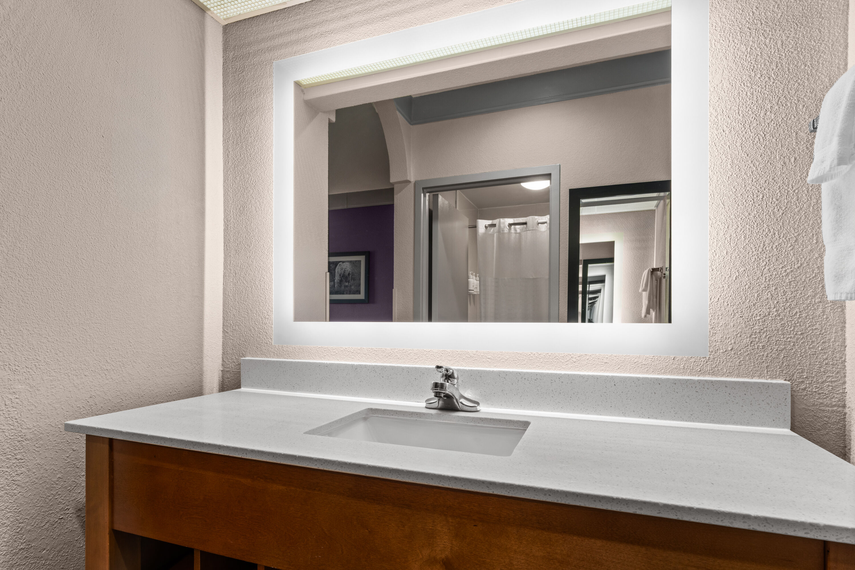 Guest room bath at the La Quinta Inn & Suites by Wyndham Jackson Airport/Pearl in Pearl, Mississippi