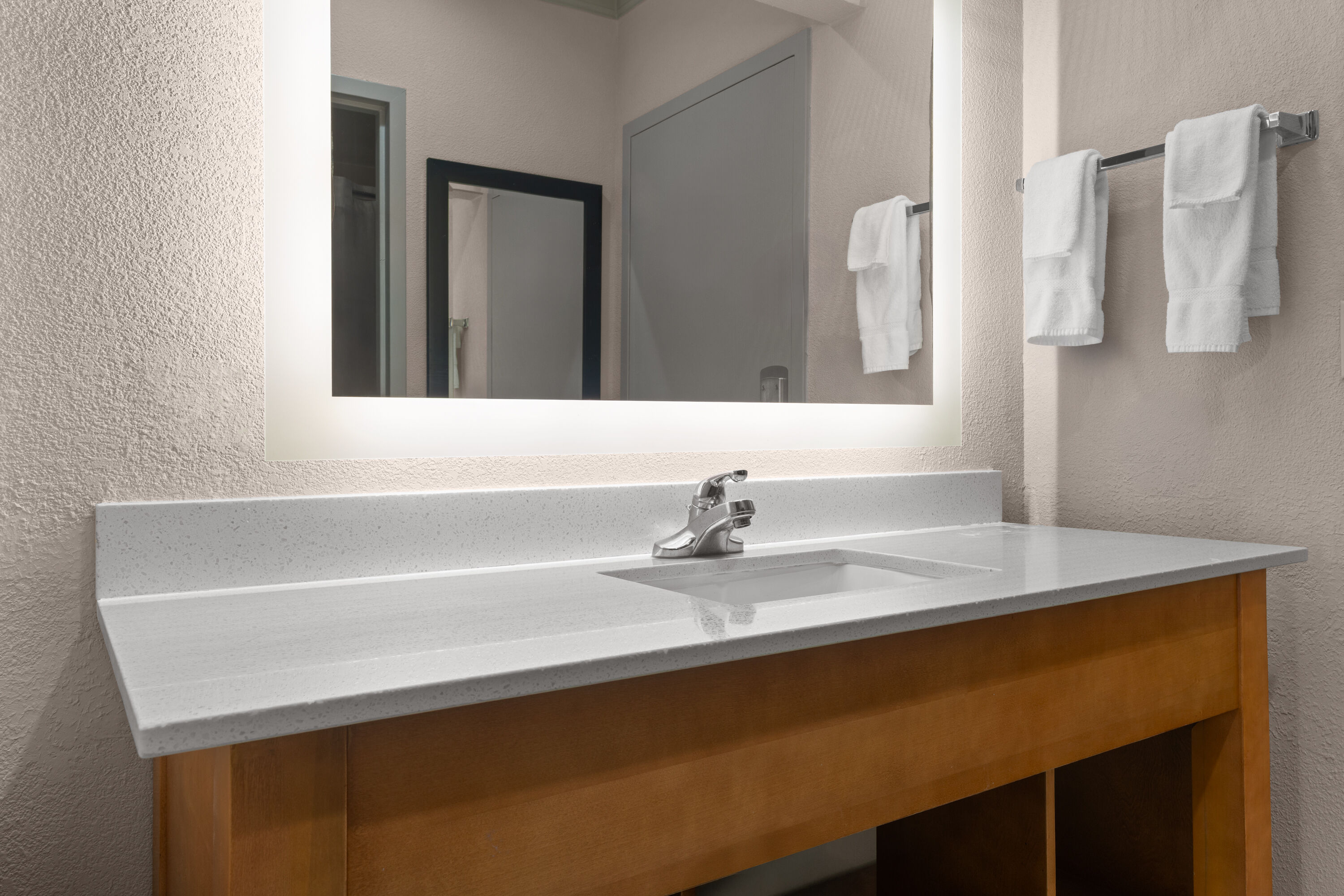 Guest room bath at the La Quinta Inn & Suites by Wyndham Jackson Airport/Pearl in Pearl, Mississippi