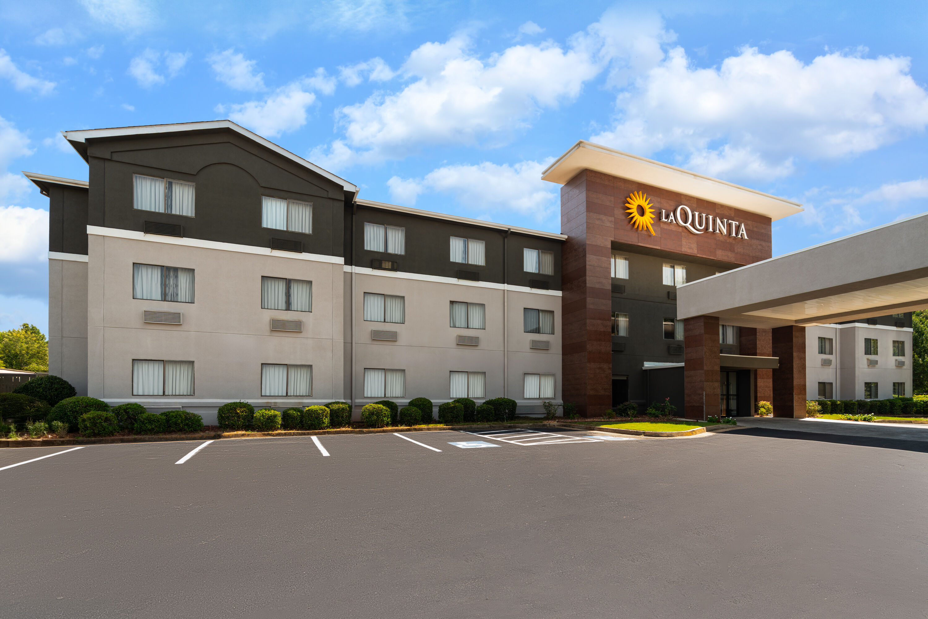 Exterior Day Image of La Quinta Inn & Suites by Wyndham Jackson Airport/Pearl hotel in Pearl, Mississippi