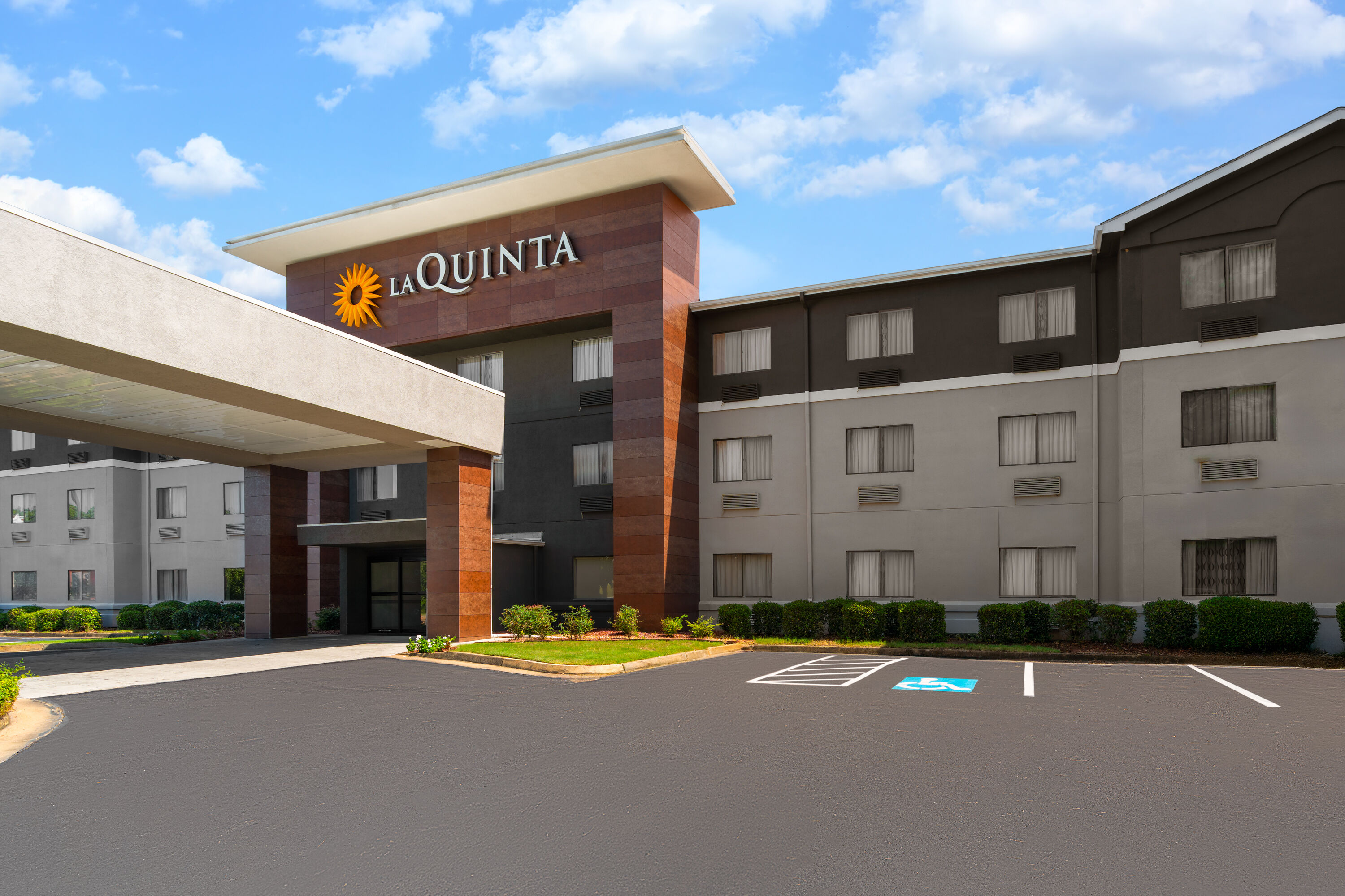 Exterior Day Image of La Quinta Inn & Suites by Wyndham Jackson Airport/Pearl hotel in Pearl, Mississippi
