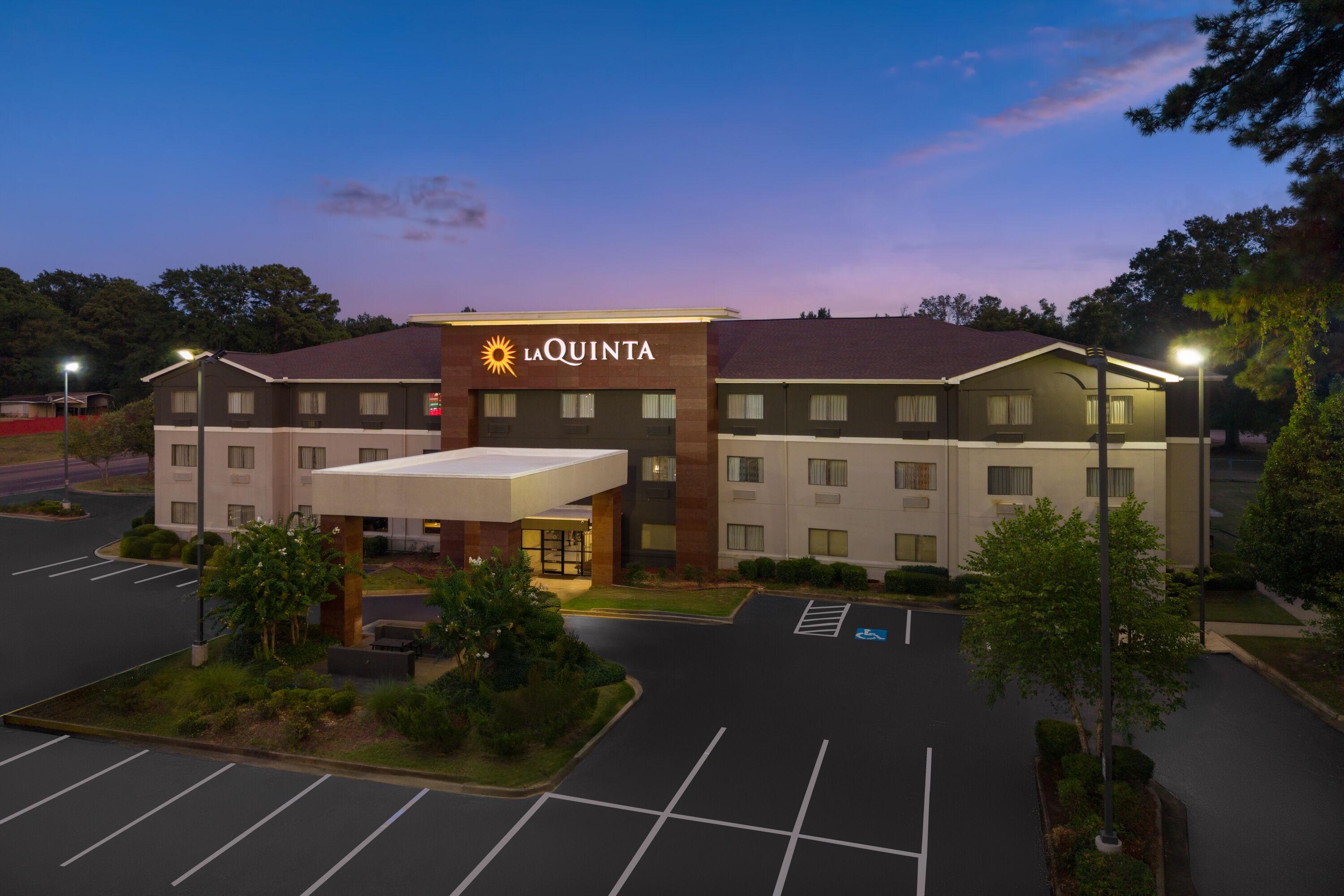 Exterior Dusk Image of La Quinta Inn & Suites by Wyndham Jackson Airport/Pearl hotel in Pearl, Mississippi