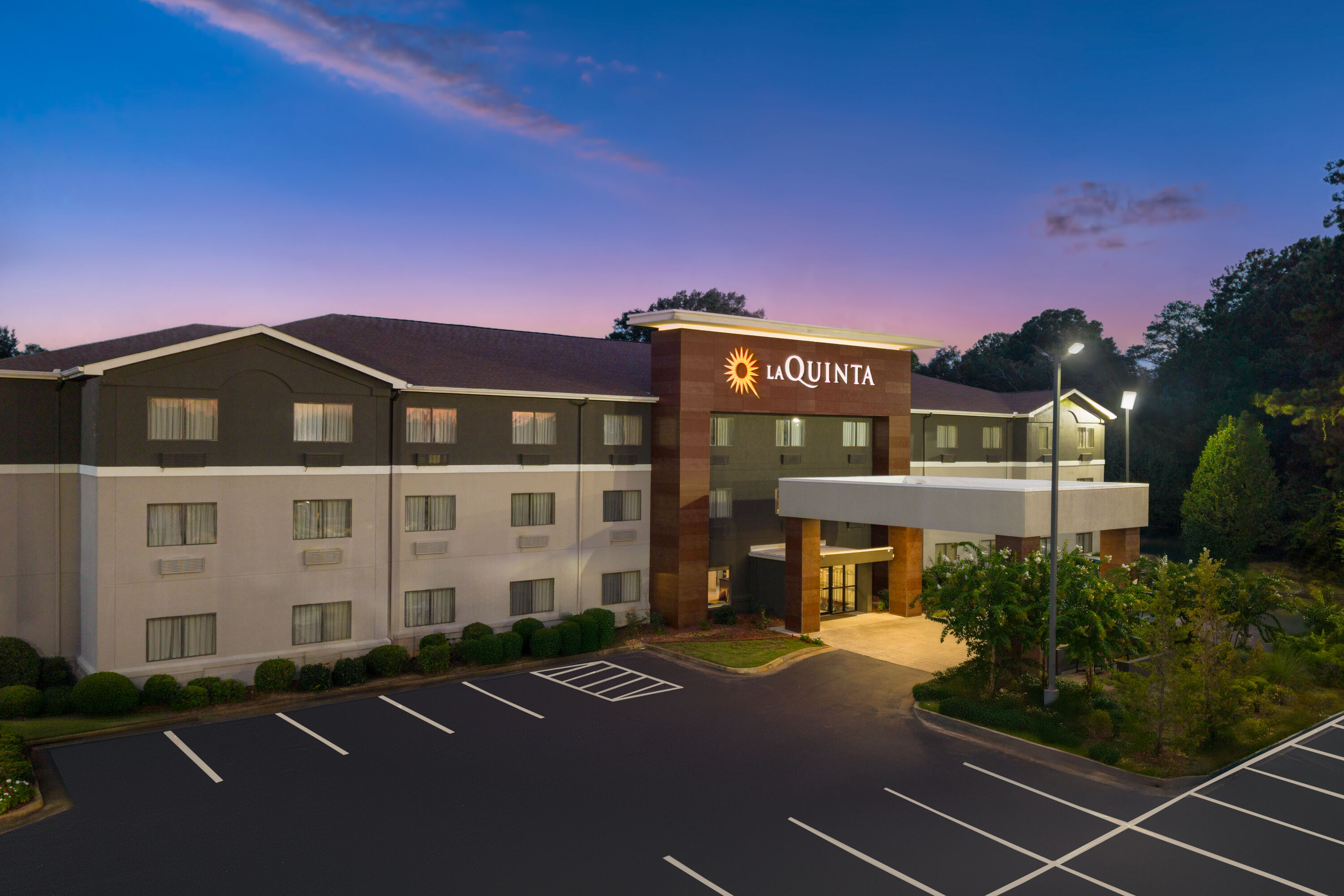 Exterior Dusk Image of La Quinta Inn & Suites by Wyndham Jackson Airport/Pearl hotel in Pearl, Mississippi