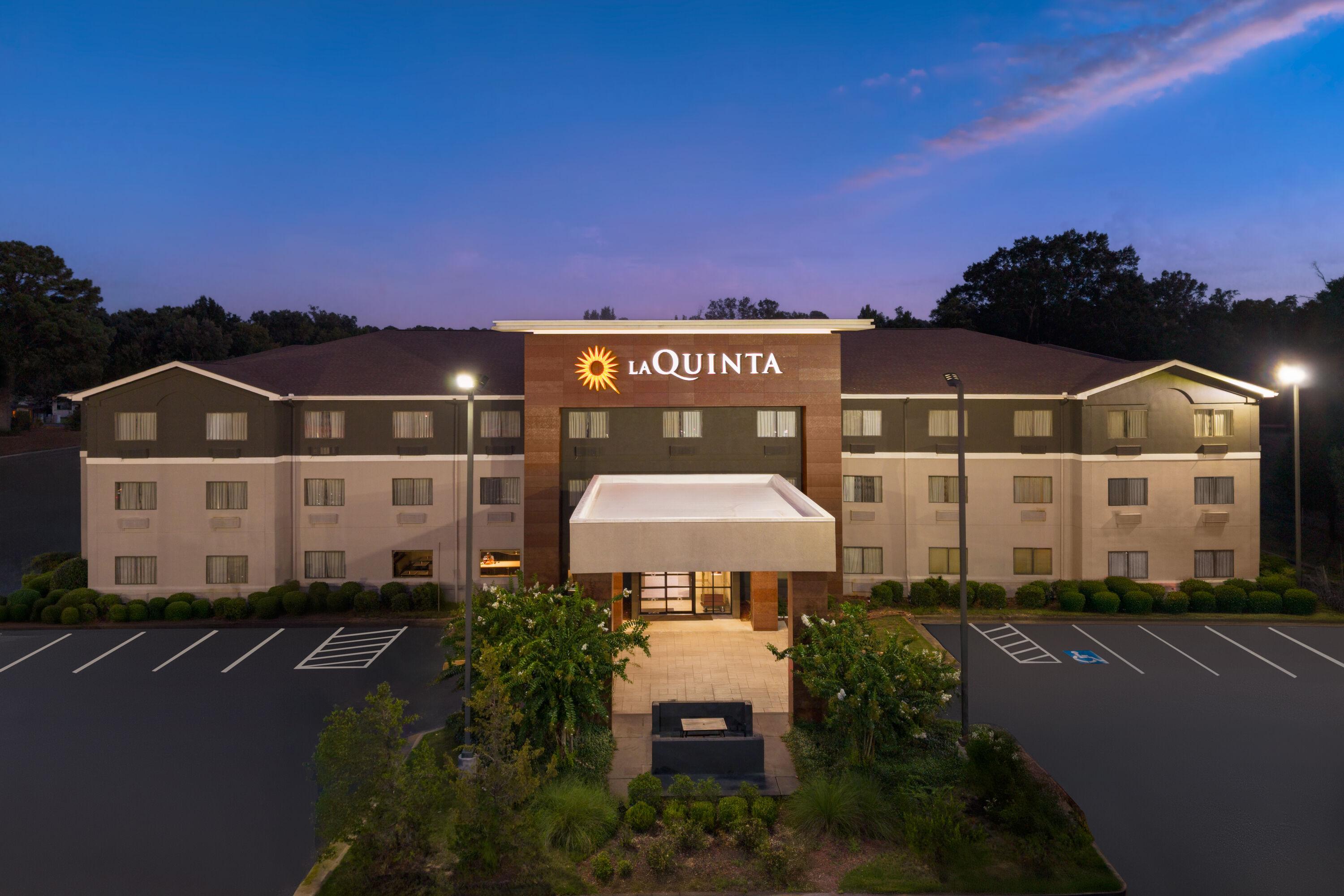 Exterior Dusk Image of La Quinta Inn & Suites by Wyndham Jackson Airport/Pearl hotel in Pearl, Mississippi