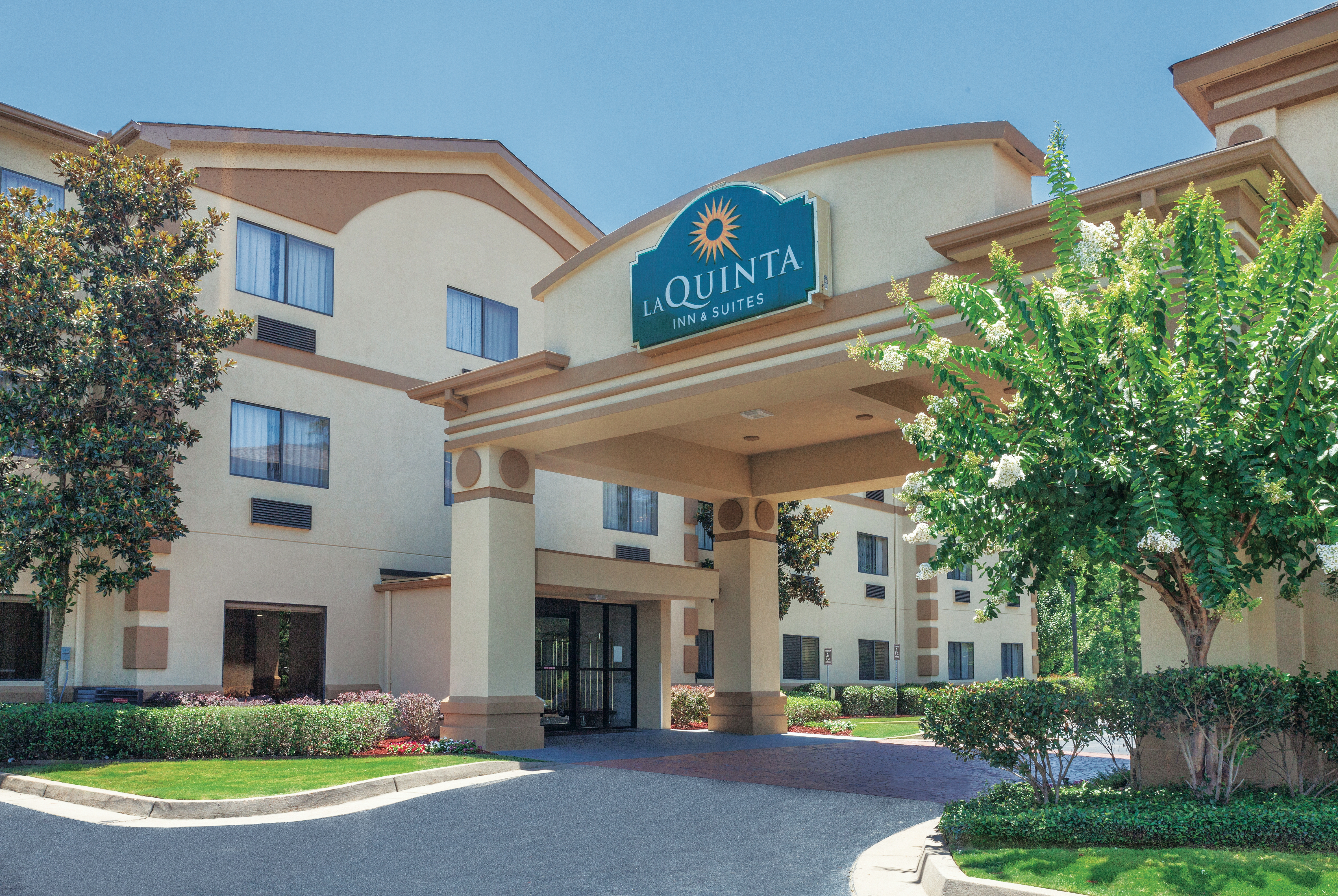 La Quinta Inn & Suites by Wyndham Jackson Airport | Pearl ...
