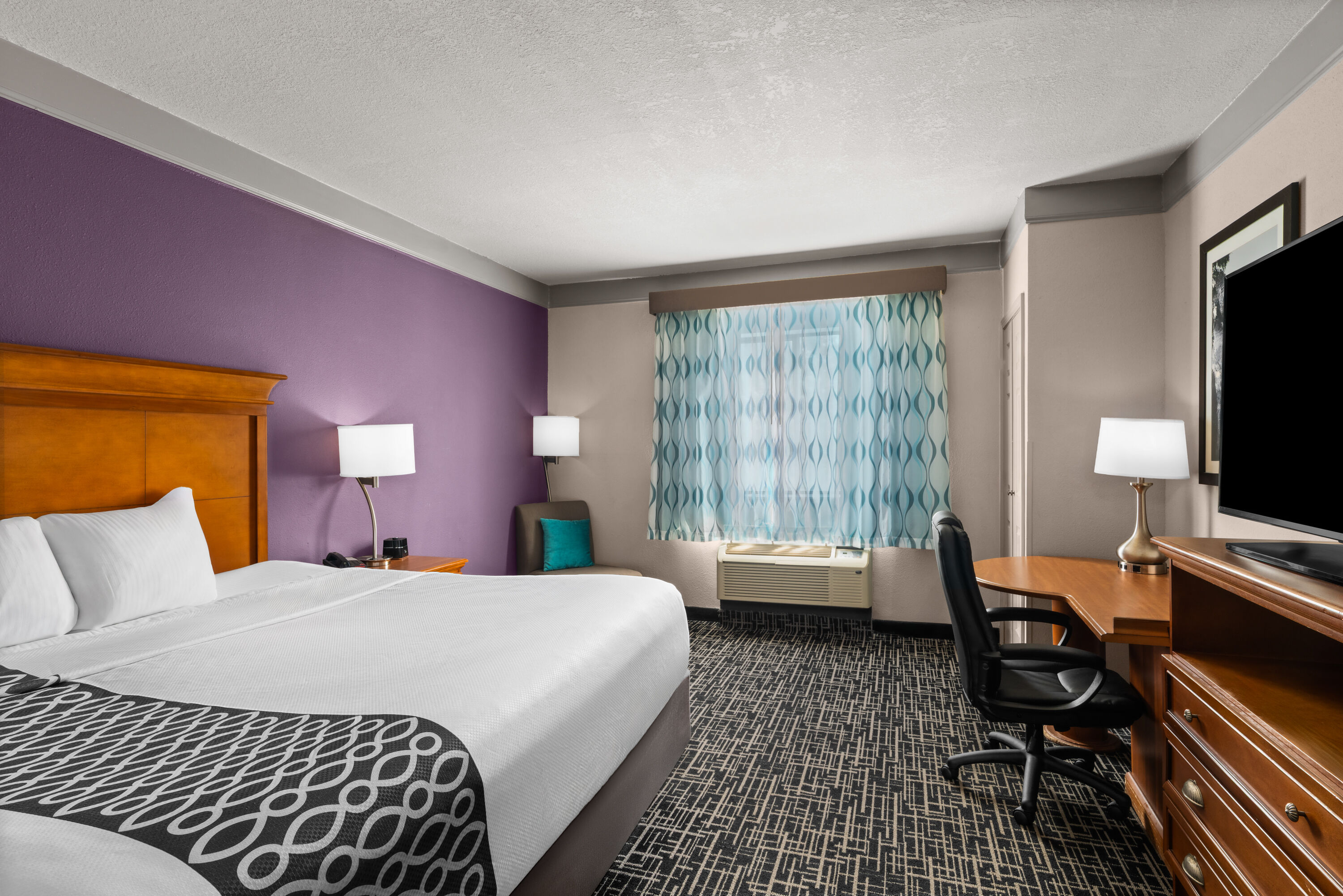 Guest room at the La Quinta Inn & Suites by Wyndham Jackson Airport/Pearl in Pearl, Mississippi