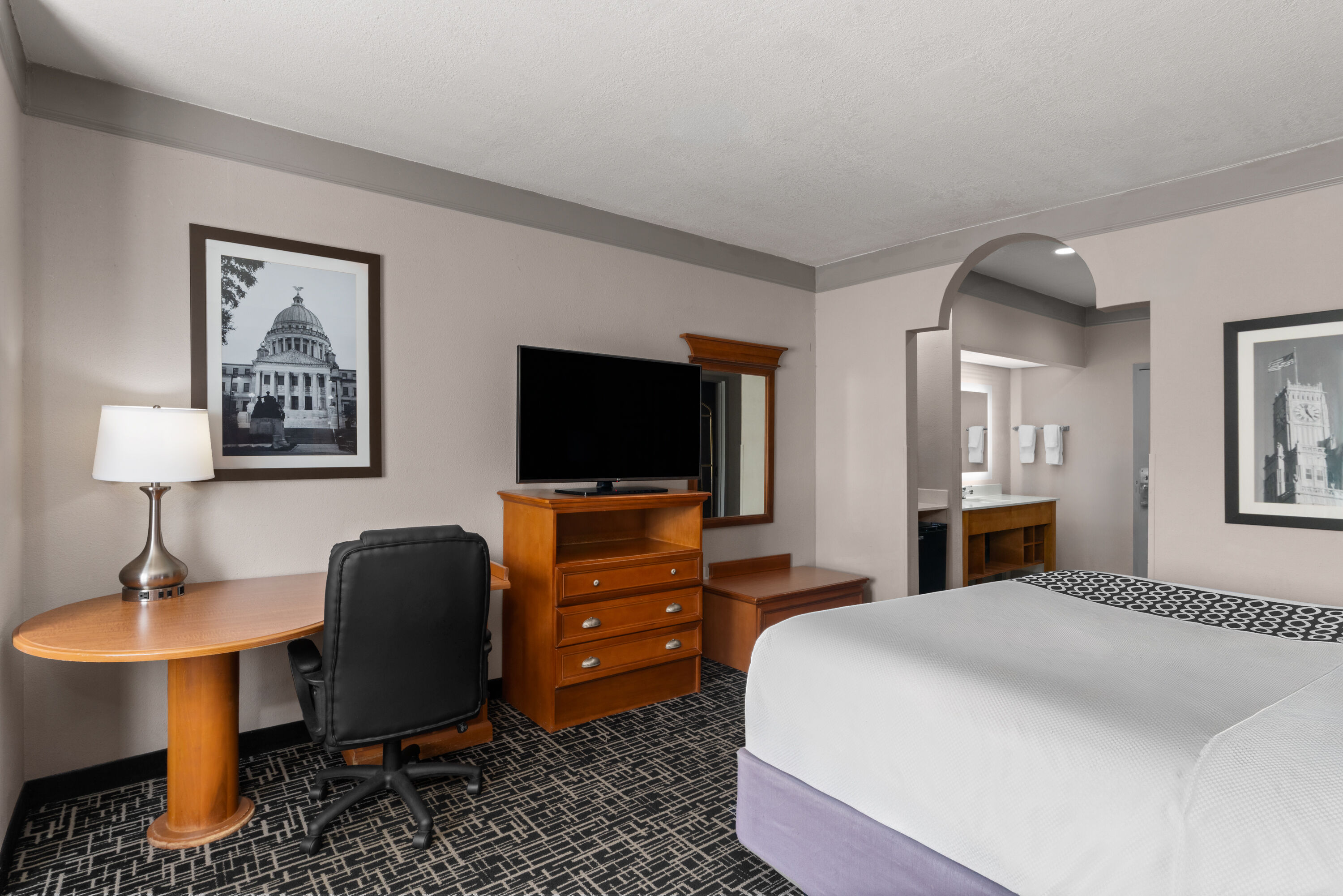 Guest room at the La Quinta Inn & Suites by Wyndham Jackson Airport/Pearl in Pearl, Mississippi