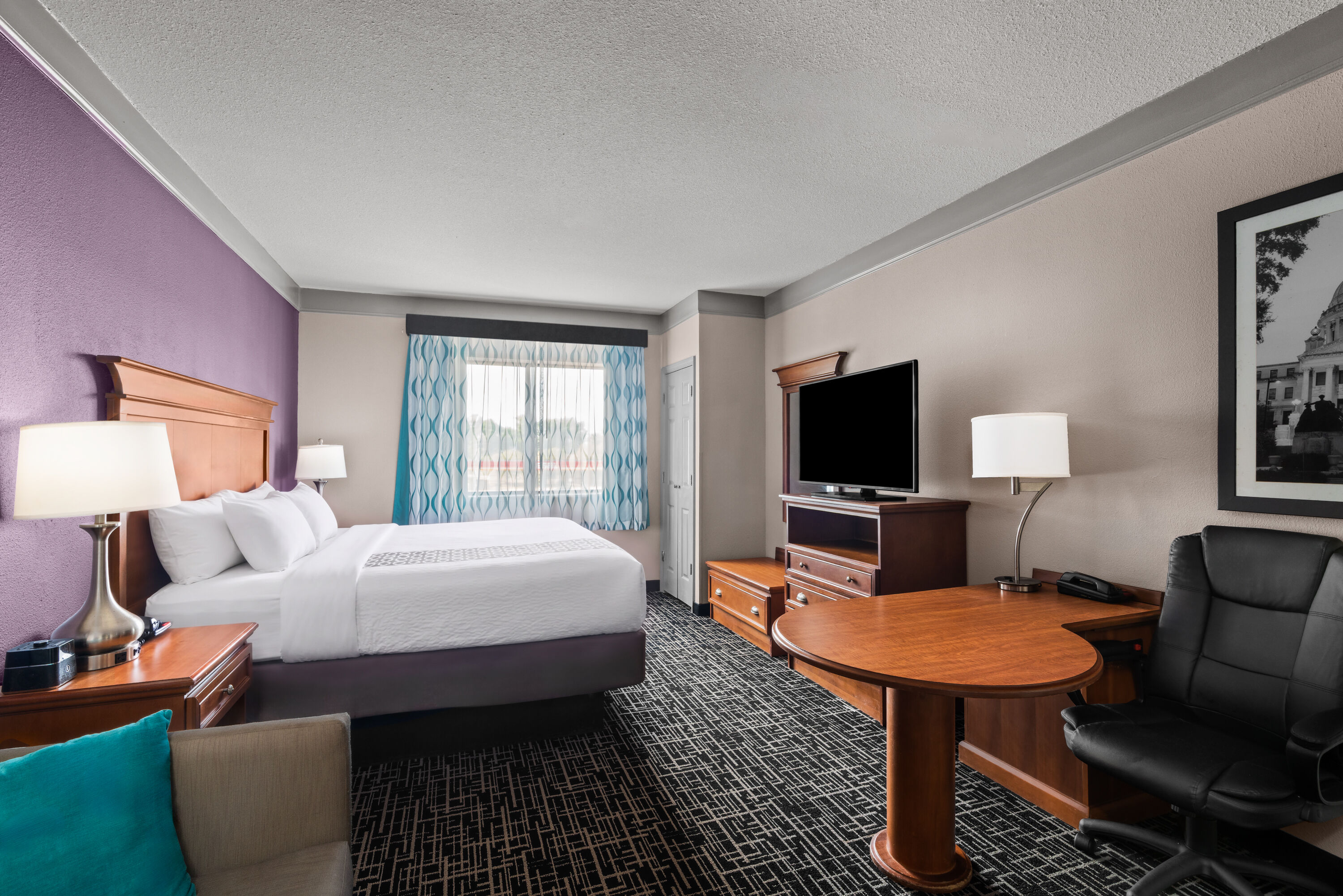 Guest room at the La Quinta Inn & Suites by Wyndham Jackson Airport/Pearl in Pearl, Mississippi