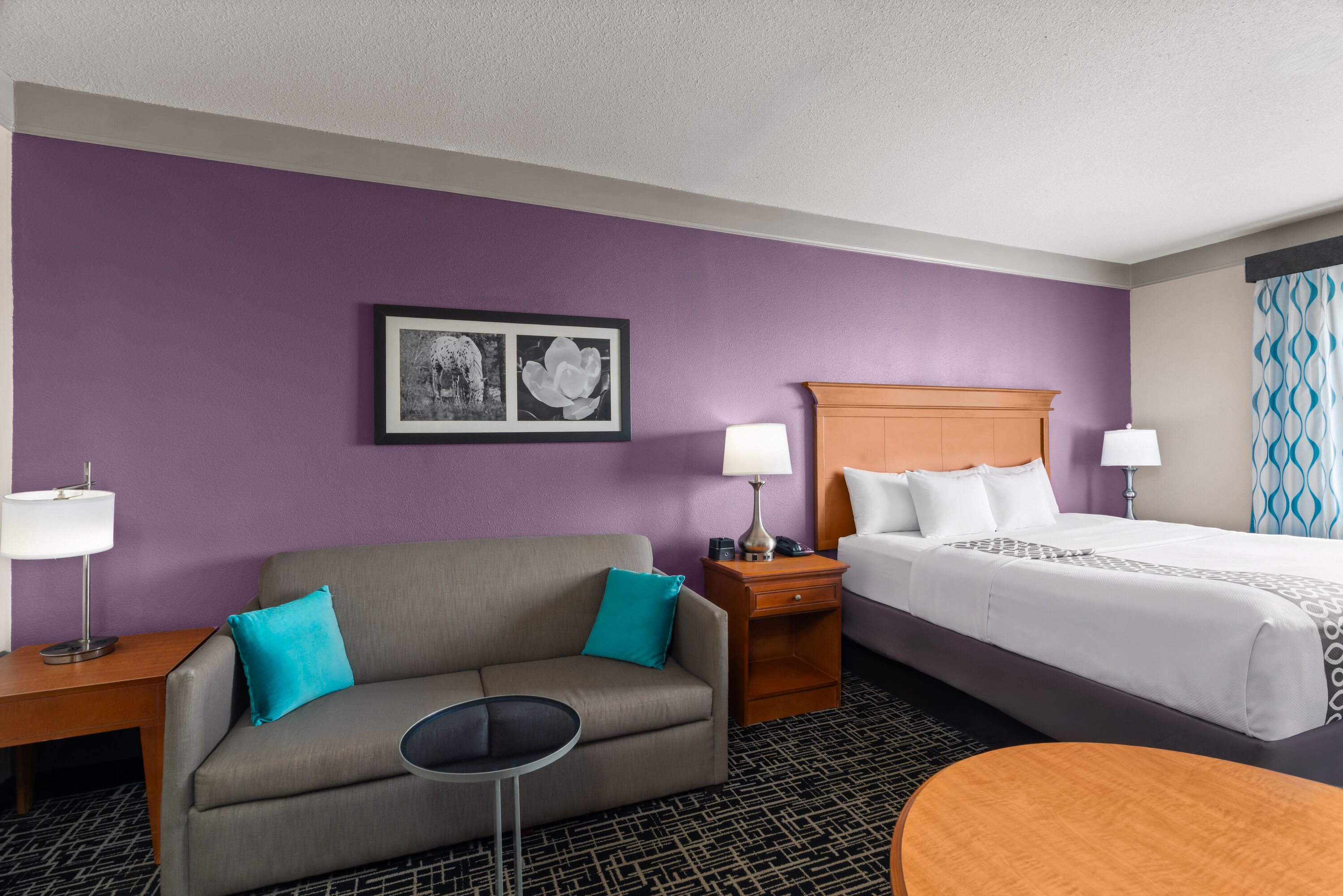 Guest room at the La Quinta Inn & Suites by Wyndham Jackson Airport/Pearl in Pearl, Mississippi