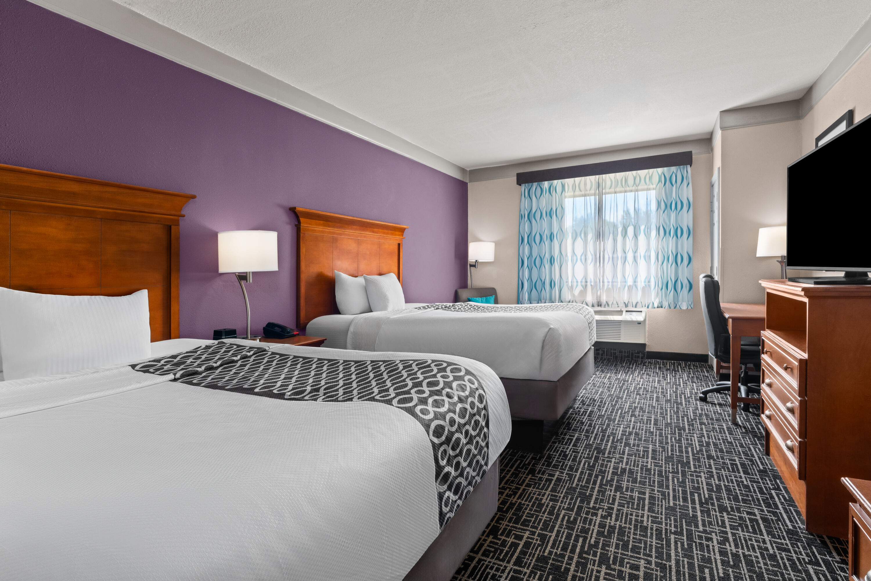 Guest room at the La Quinta Inn & Suites by Wyndham Jackson Airport/Pearl in Pearl, Mississippi