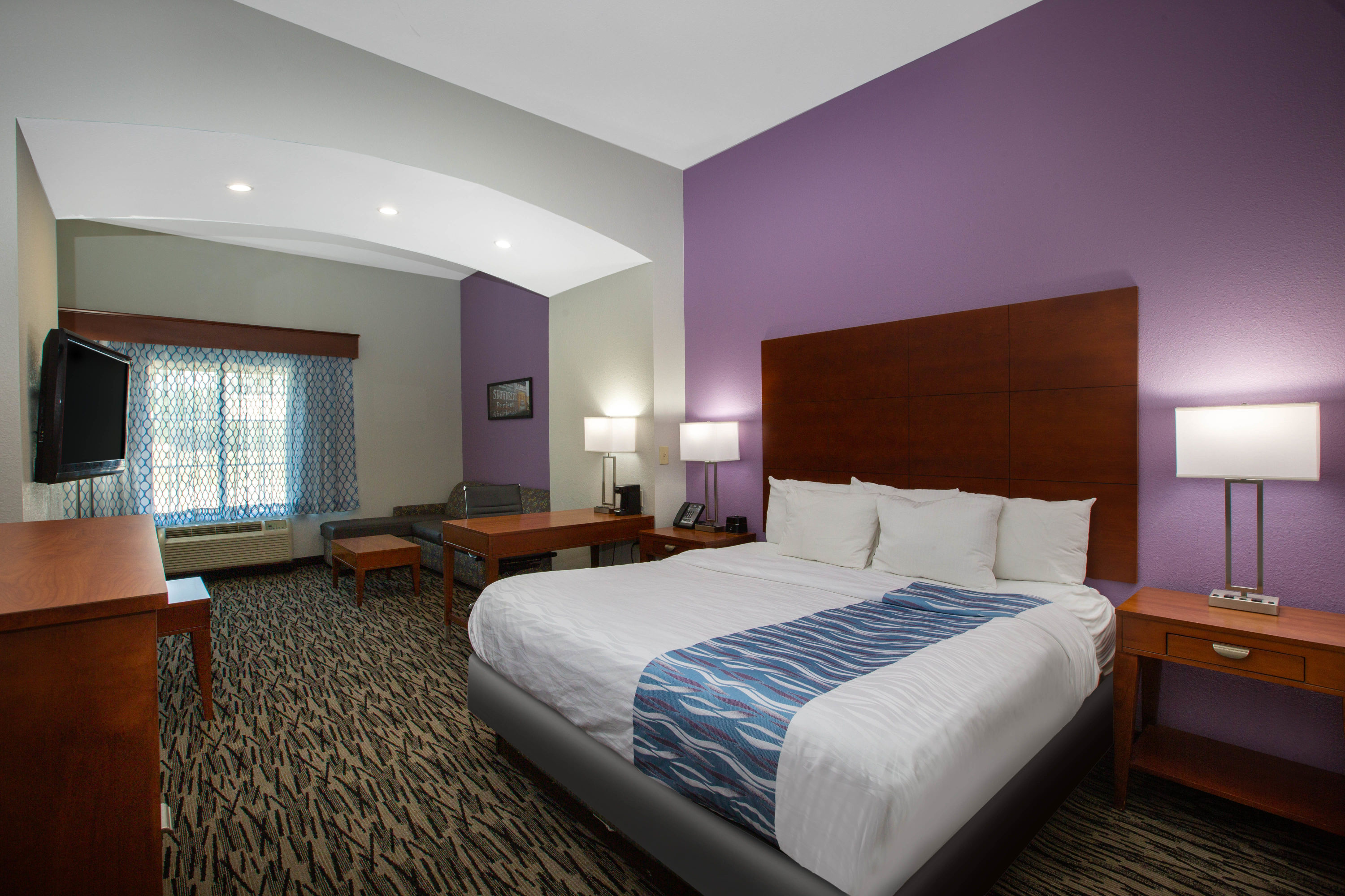 Guest room at the La Quinta Inn & Suites by Wyndham Tupelo in Tupelo, Mississippi