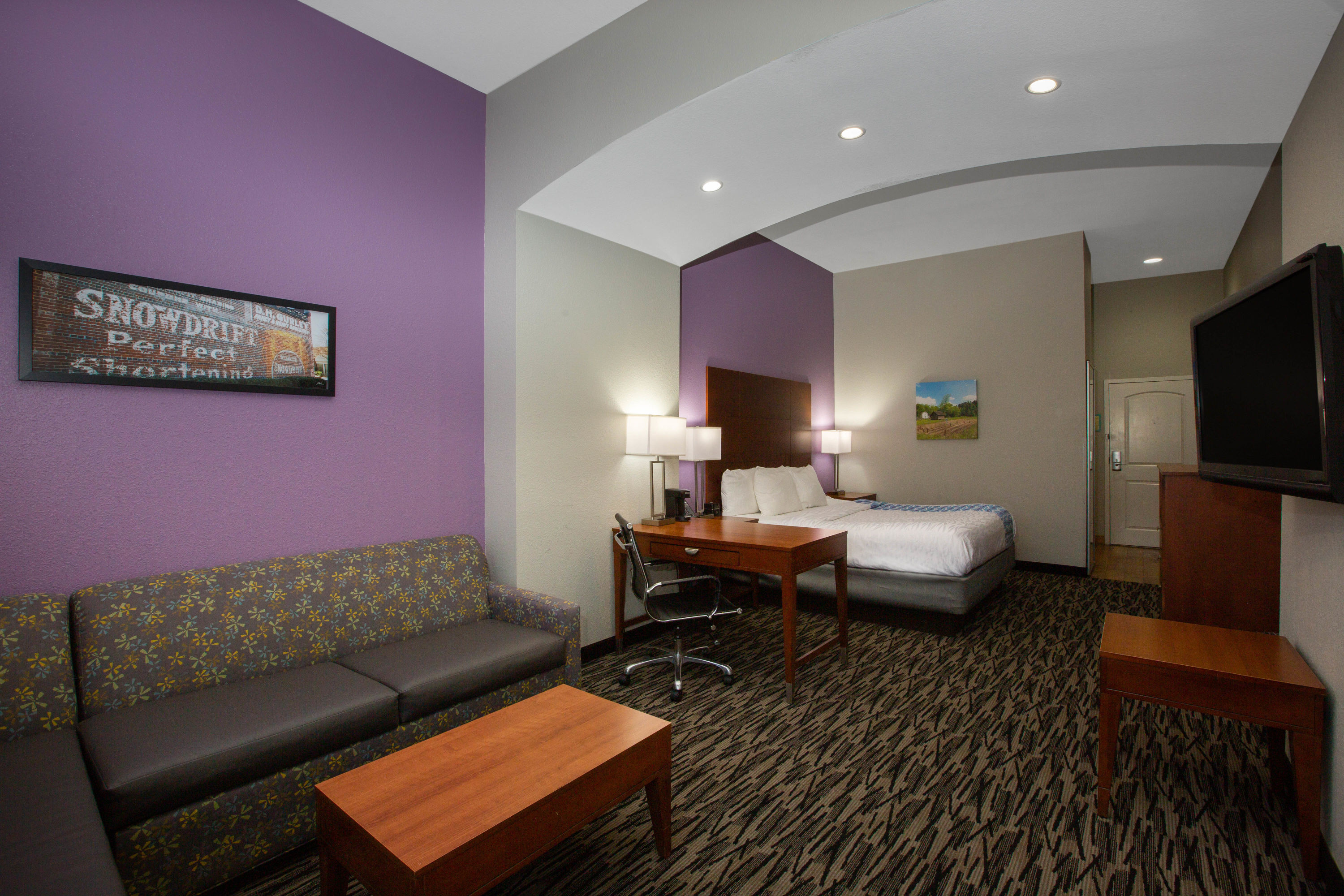 Guest room at the La Quinta Inn & Suites by Wyndham Tupelo in Tupelo, Mississippi