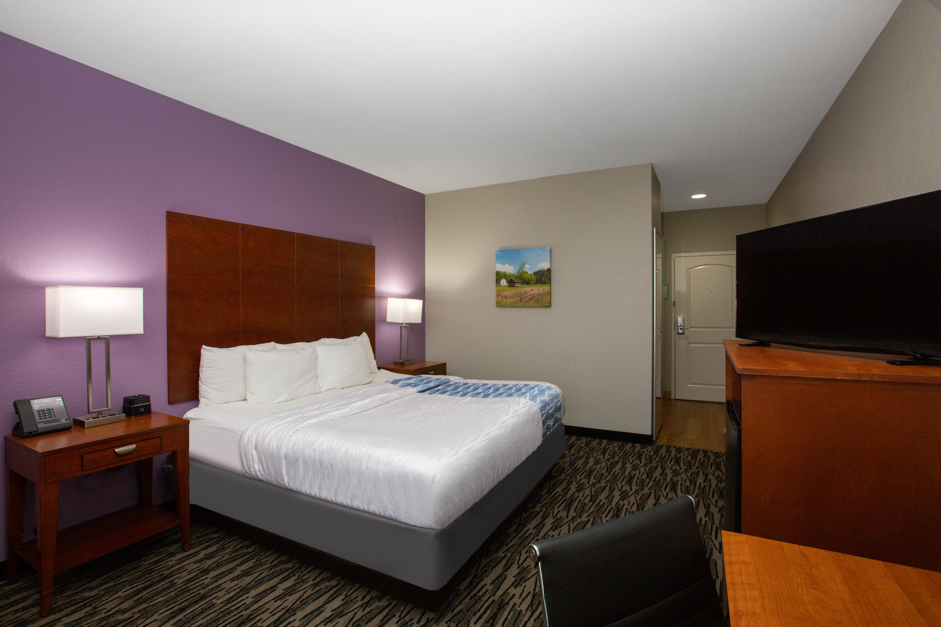 Guest room at the La Quinta Inn & Suites by Wyndham Tupelo in Tupelo, Mississippi