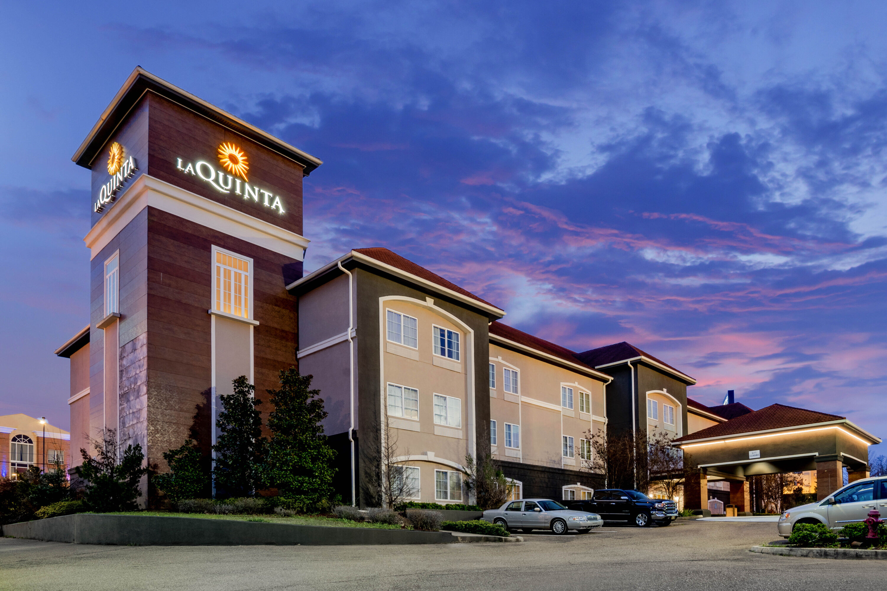 Exterior Dusk Image of La Quinta Inn & Suites by Wyndham Vicksburg hotel in Vicksburg, Mississippi