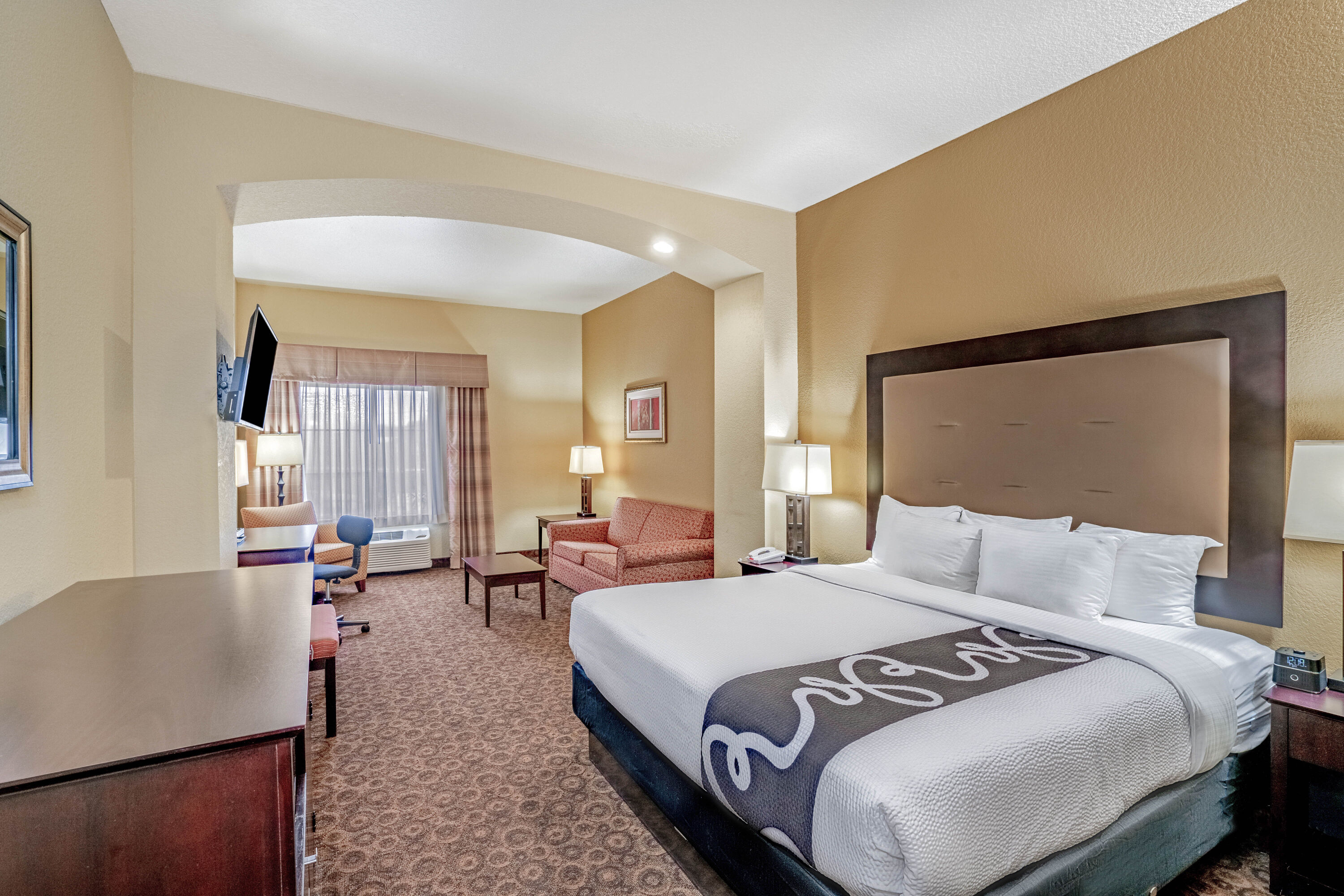 La Quinta Inn & Suites by Wyndham Vicksburg suite in Vicksburg, Mississippi