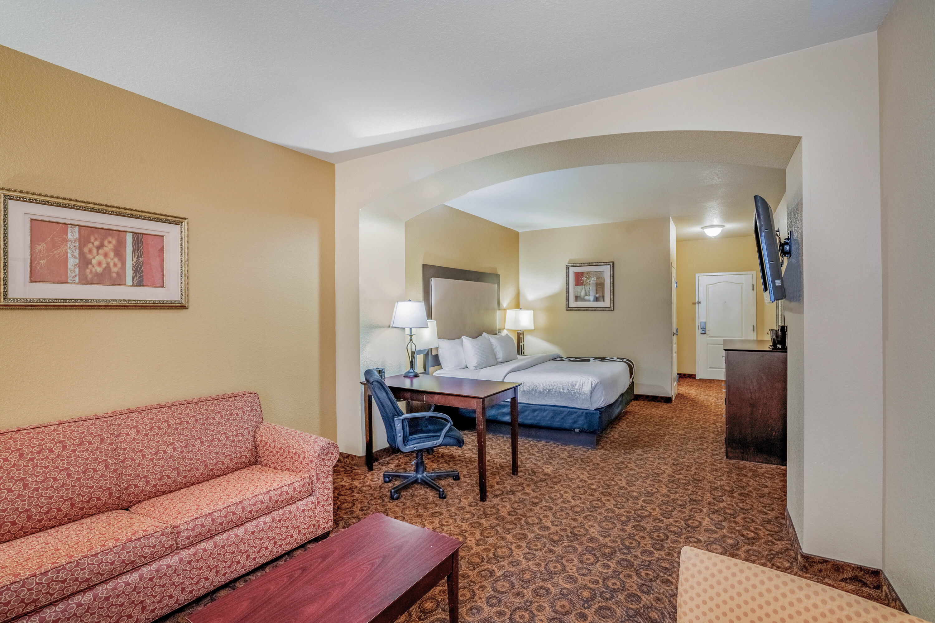 La Quinta Inn & Suites by Wyndham Vicksburg suite in Vicksburg, Mississippi