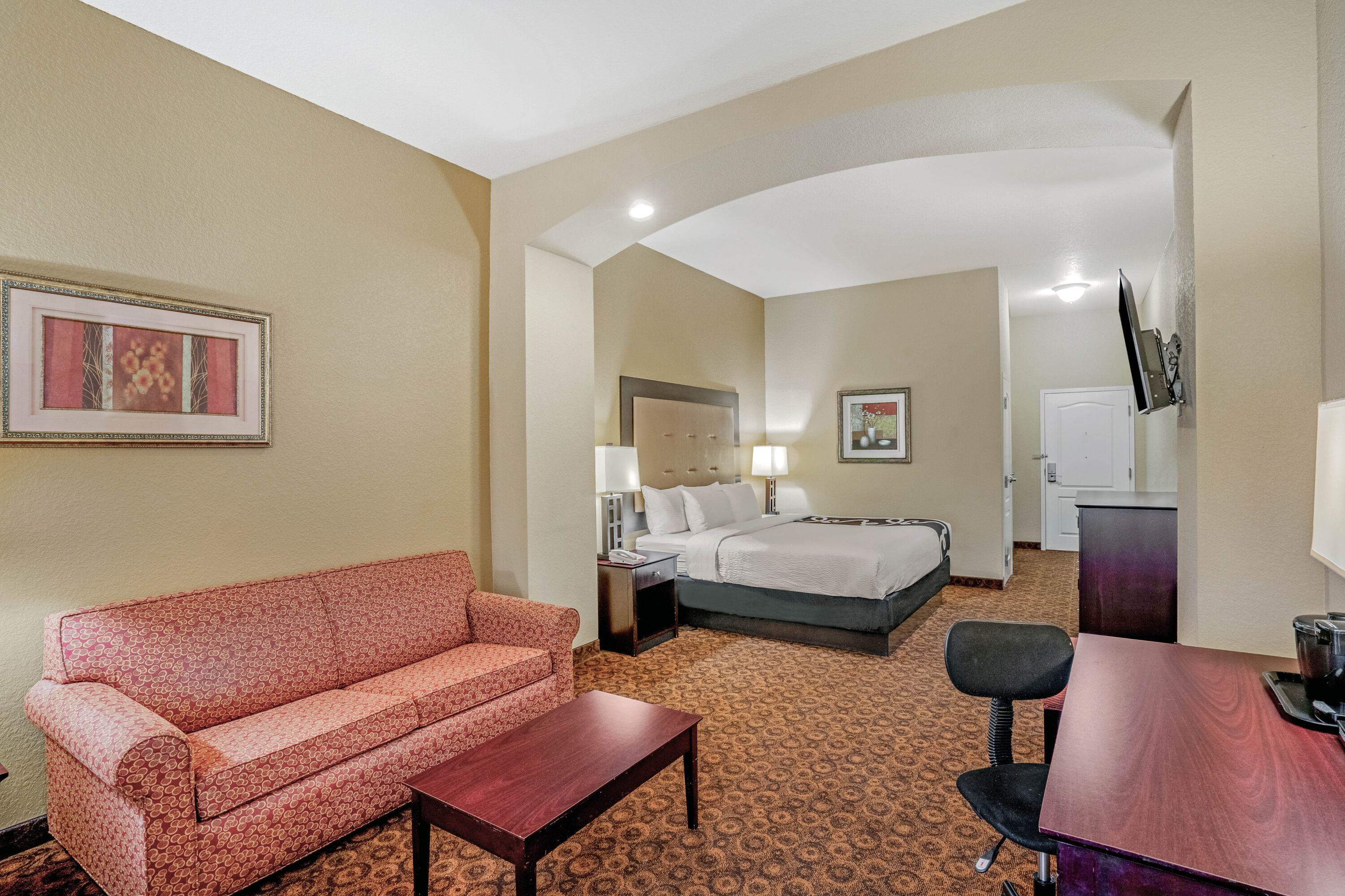 La Quinta Inn & Suites by Wyndham Vicksburg suite in Vicksburg, Mississippi