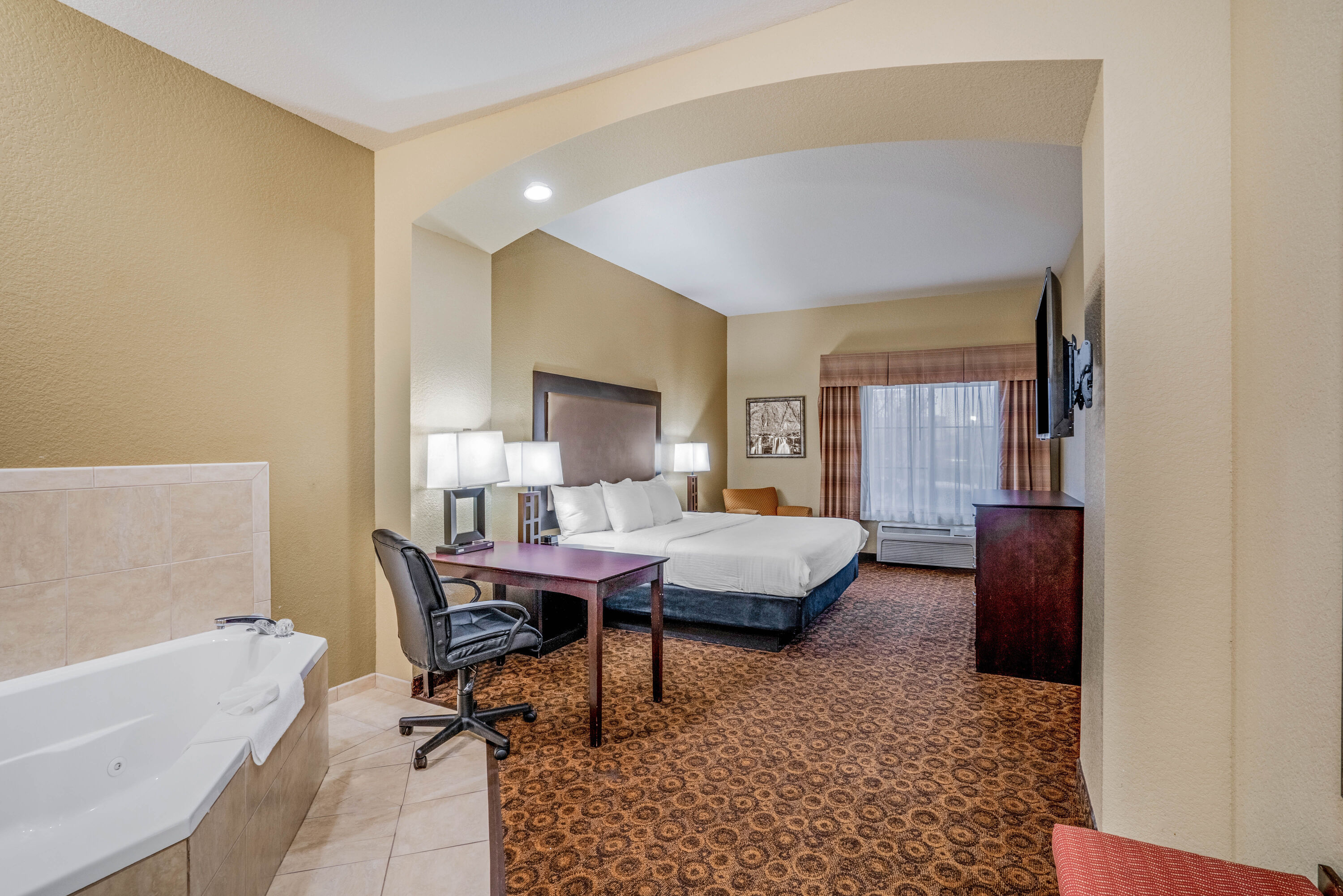 La Quinta Inn & Suites by Wyndham Vicksburg suite in Vicksburg, Mississippi