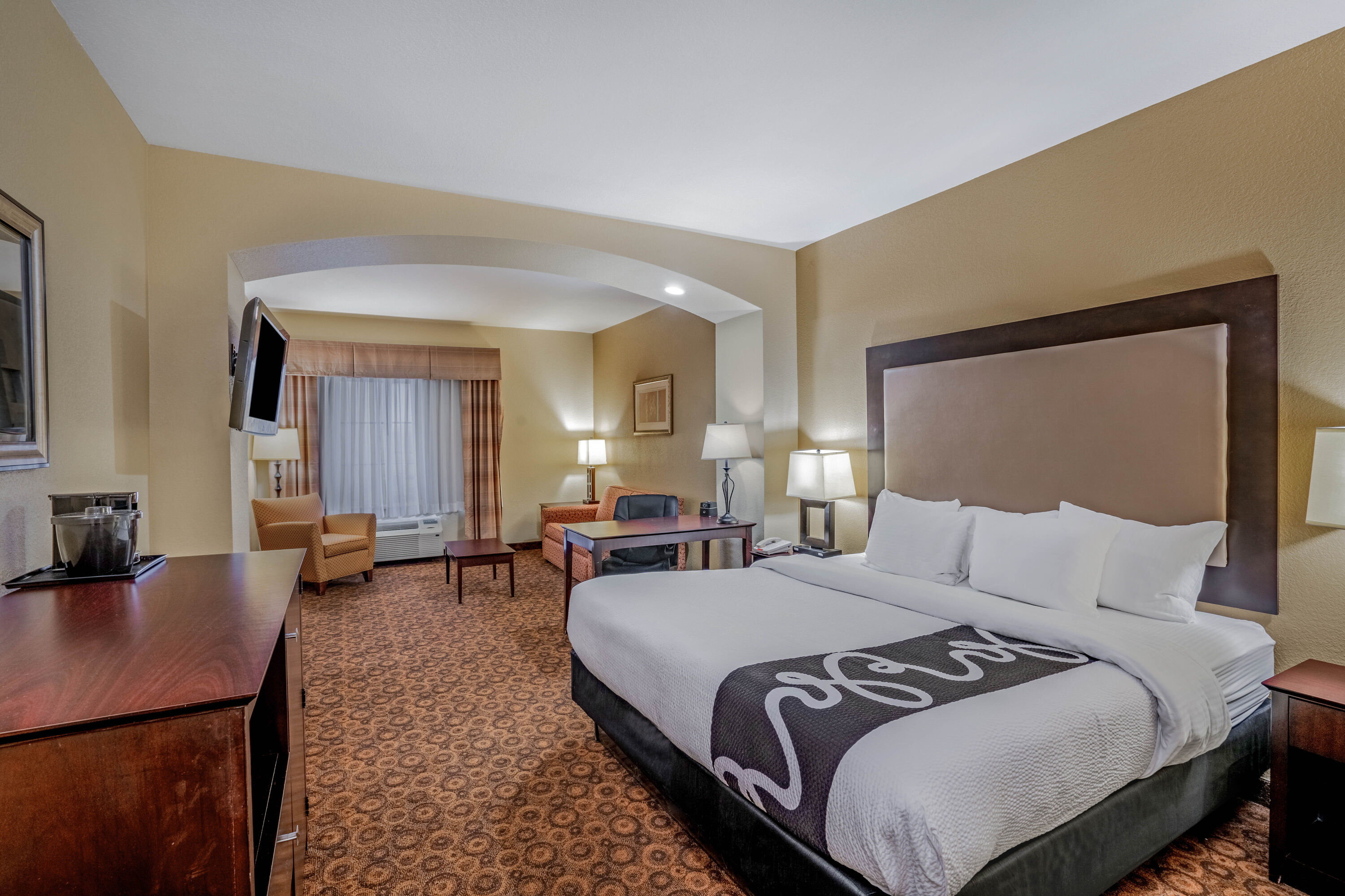 La Quinta Inn & Suites by Wyndham Vicksburg suite in Vicksburg, Mississippi