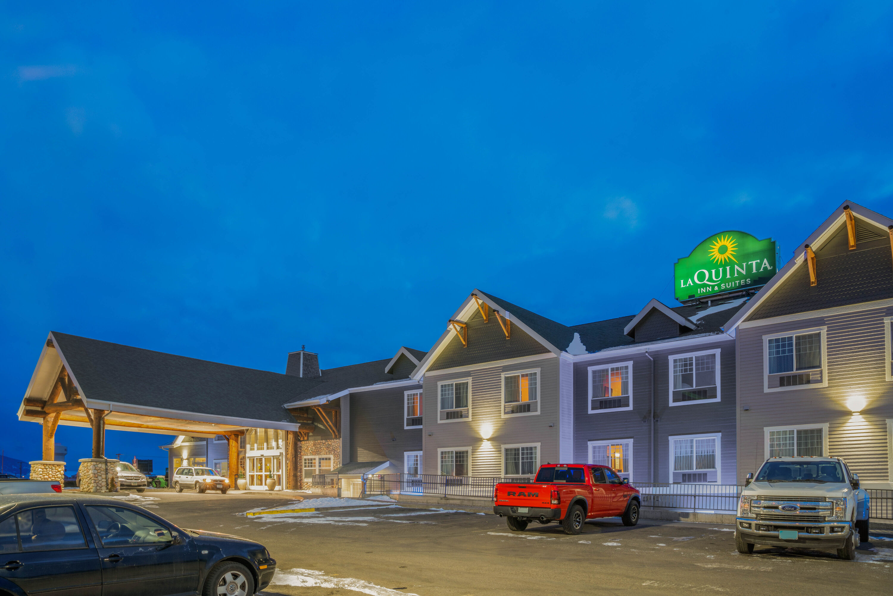 Exterior Dusk Image of La Quinta Inn & Suites by Wyndham Belgrade - Bozeman Airport hotel in Belgrade, Montana