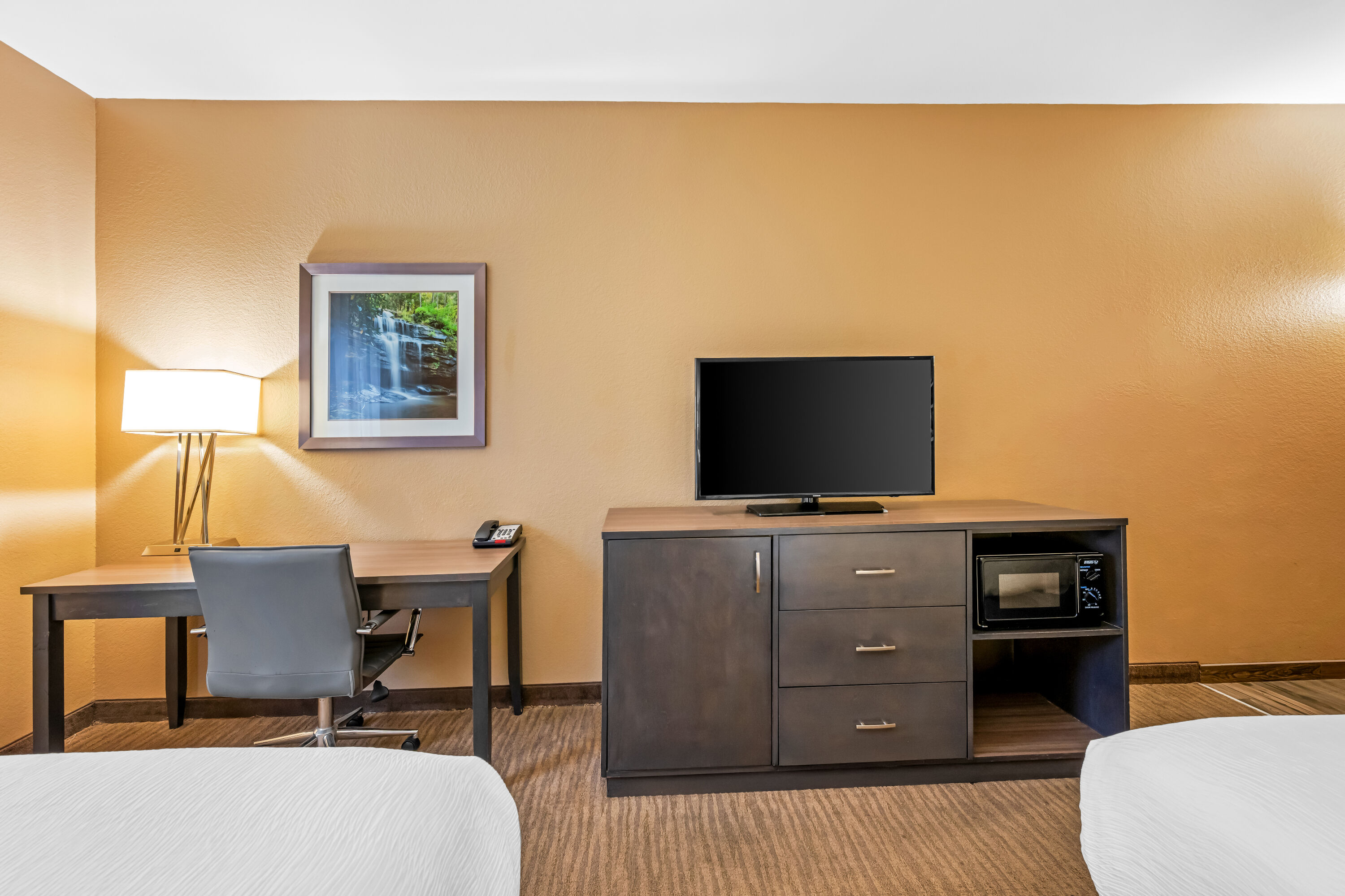 Double bed guest room at the La Quinta Inn & Suites by Wyndham Boone University in Boone, North Carolina