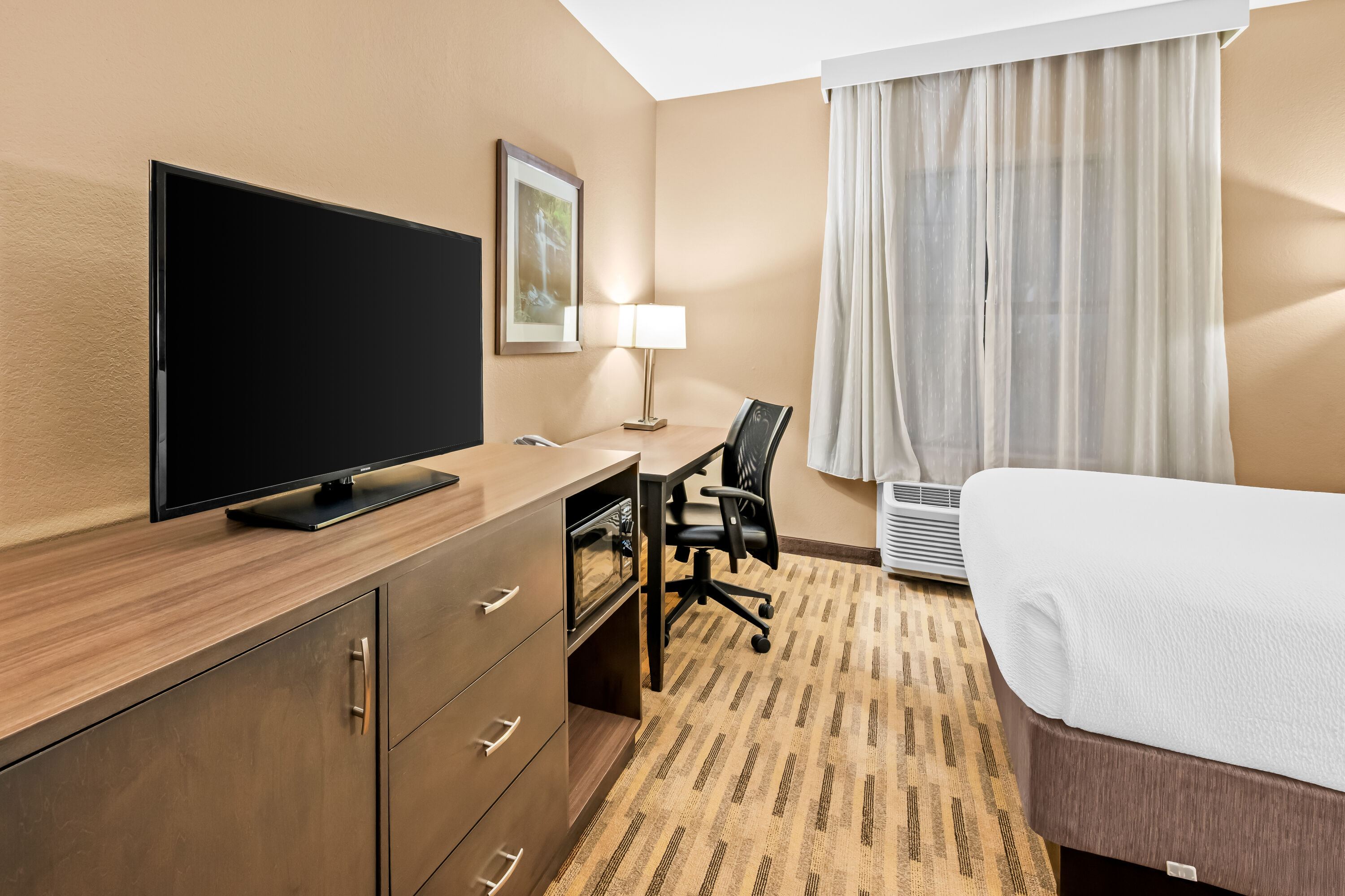 Double bed guest room at the La Quinta Inn & Suites by Wyndham Boone University in Boone, North Carolina