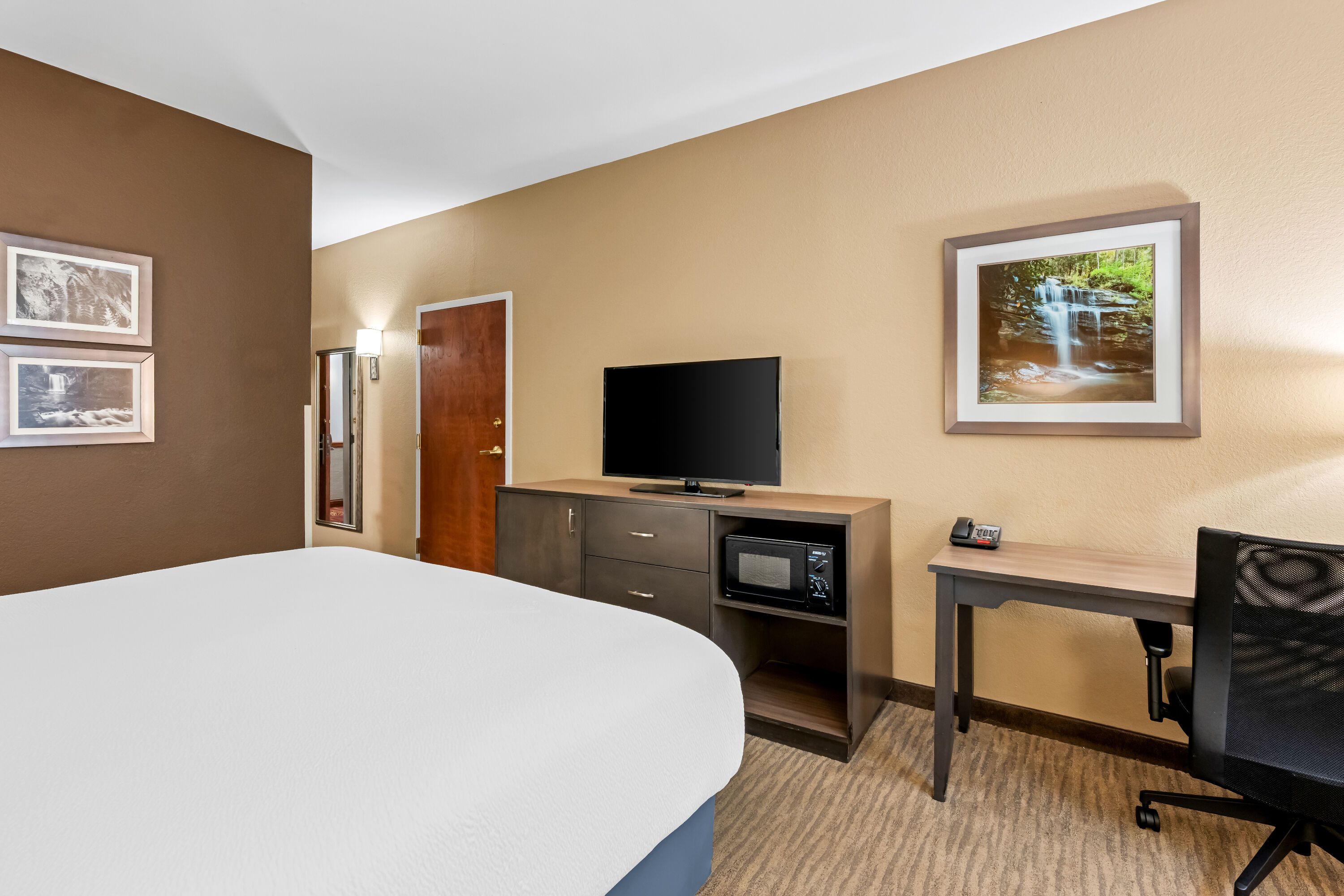 King bed guest room at the La Quinta Inn & Suites by Wyndham Boone University in Boone, North Carolina