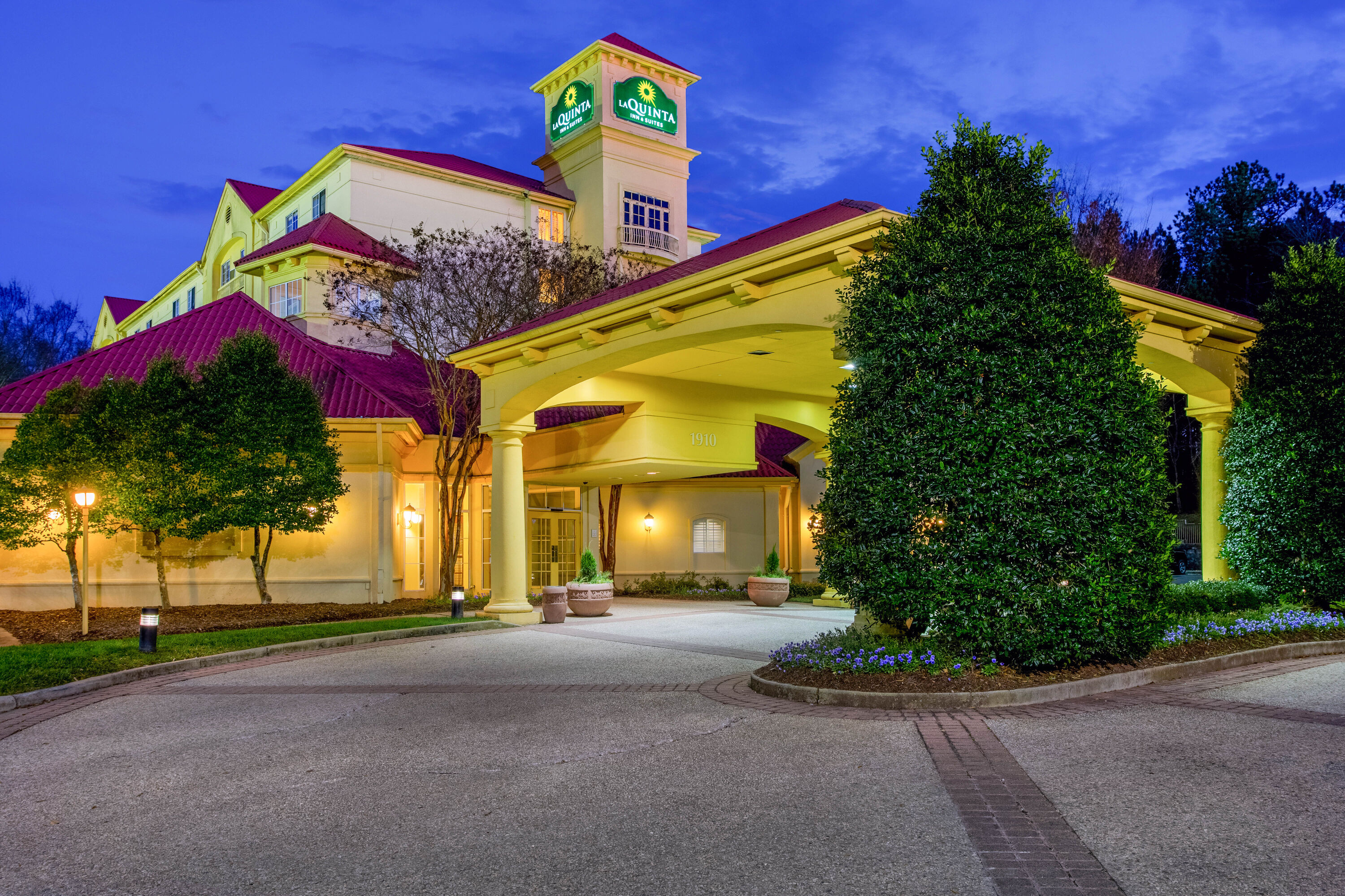 Exterior Dusk Image of La Quinta Inn & Suites by Wyndham Raleigh/Durham Southpoint hotel in Durham, North Carolina