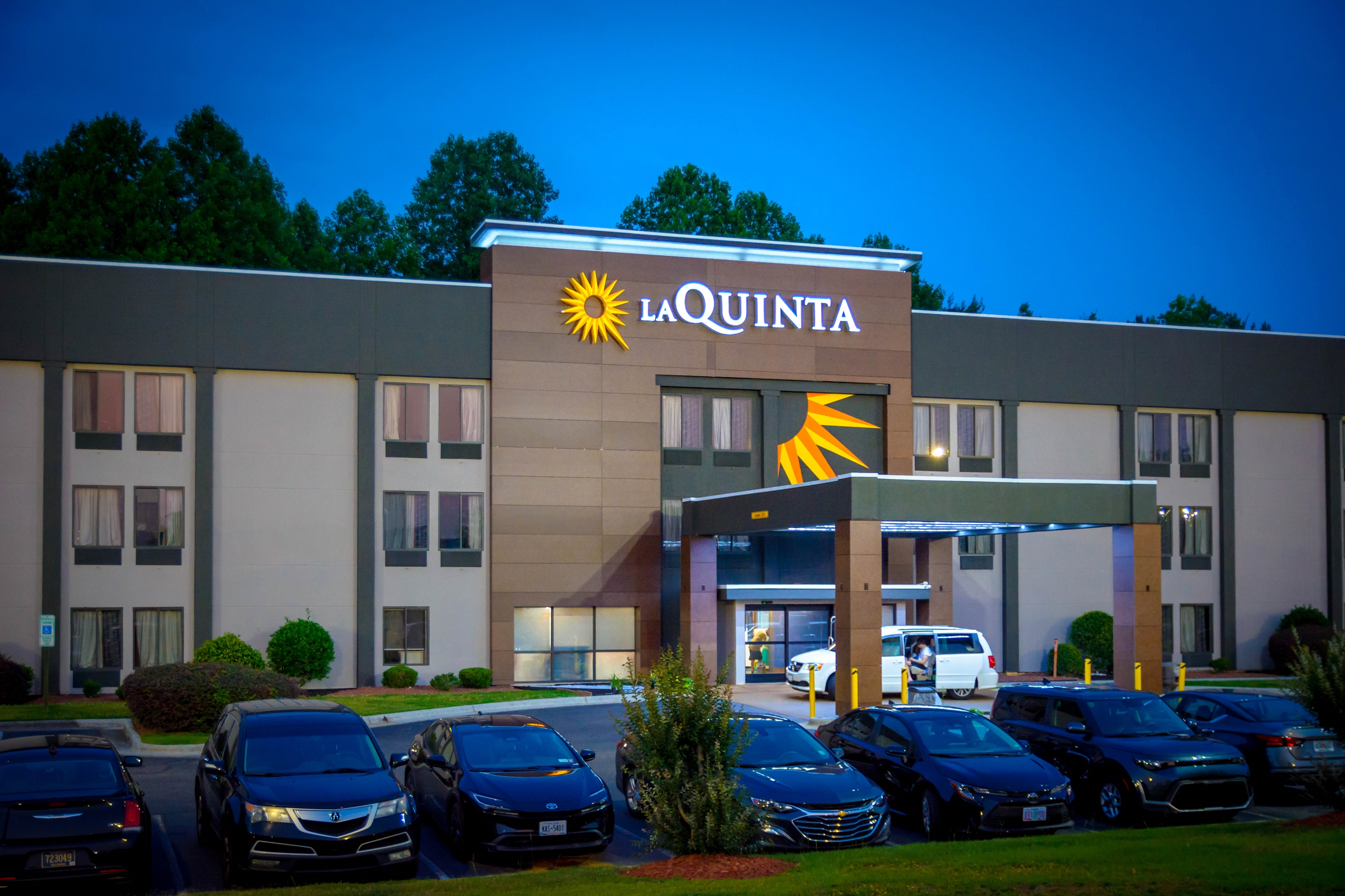 Exterior of La Quinta Inn & Suites by Wyndham Fayetteville I-95 hotel in Fayetteville, North Carolina