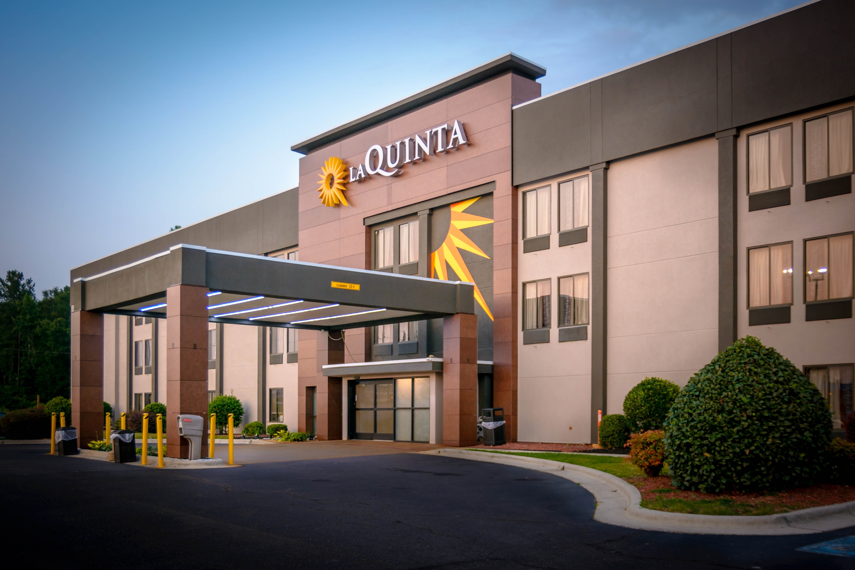 Exterior of La Quinta Inn & Suites by Wyndham Fayetteville I-95 hotel in Fayetteville, North Carolina