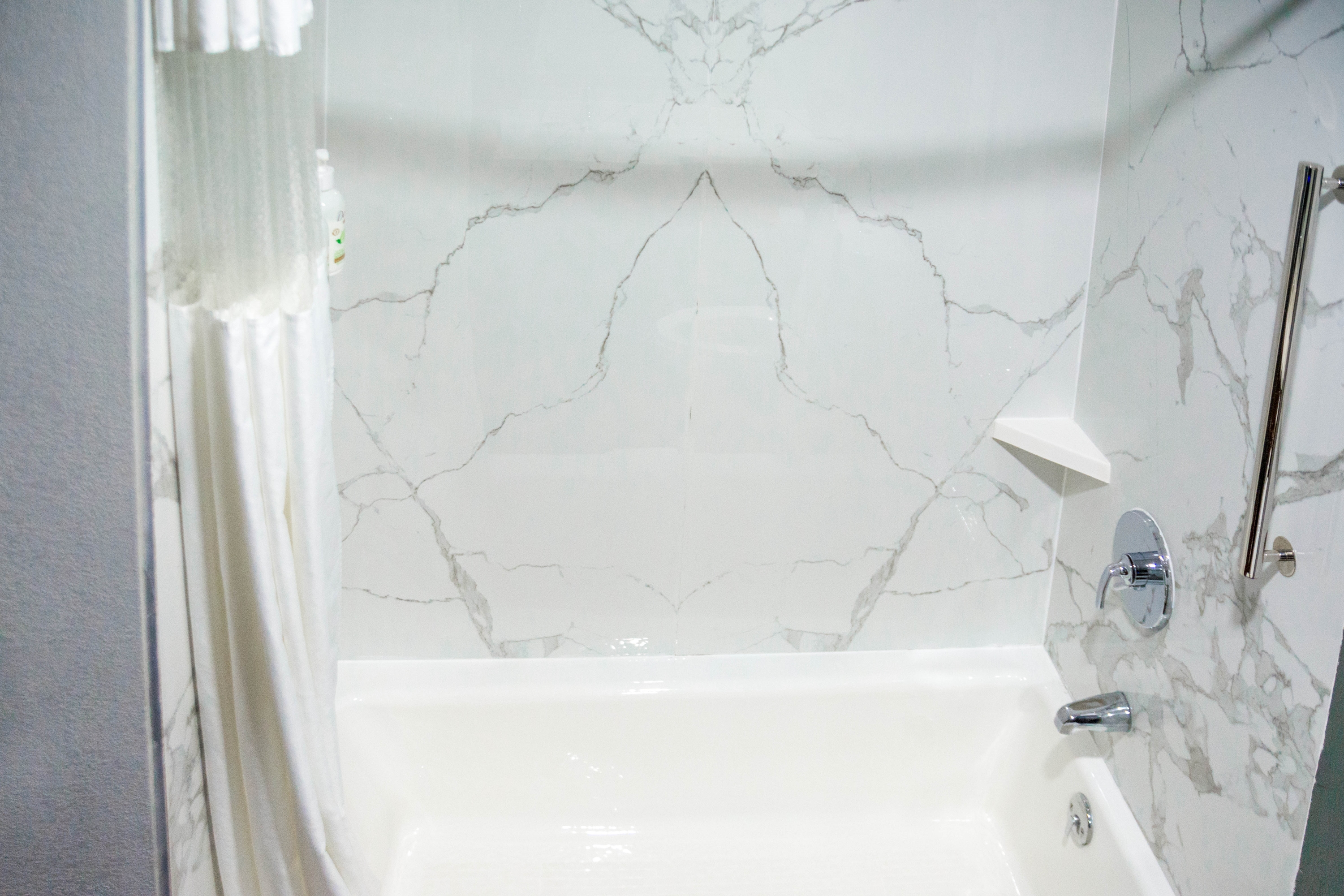 Guest room bath at the La Quinta Inn & Suites by Wyndham Fayetteville I-95 in Fayetteville, North Carolina