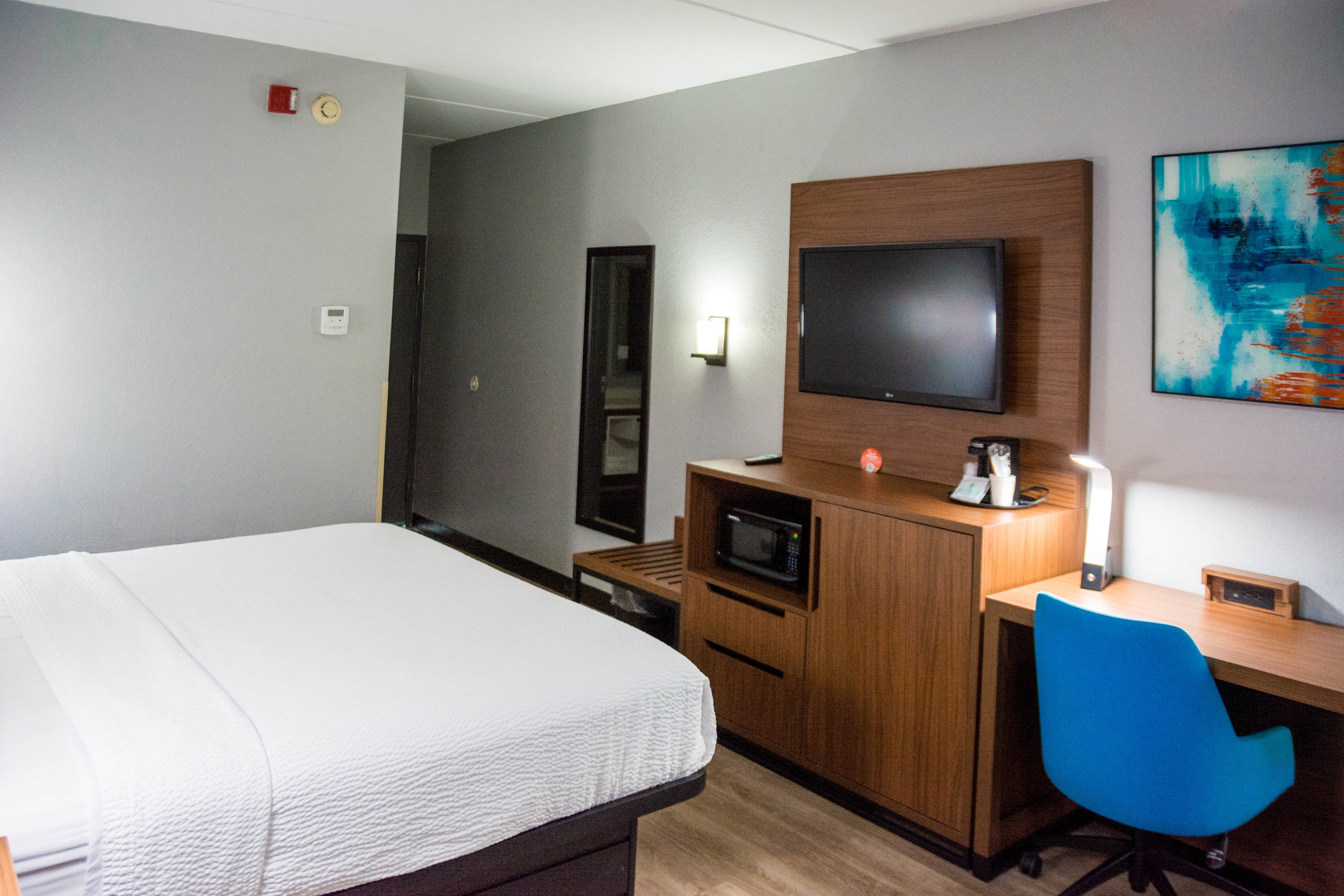 Guest room at the La Quinta Inn & Suites by Wyndham Fayetteville I-95 in Fayetteville, North Carolina