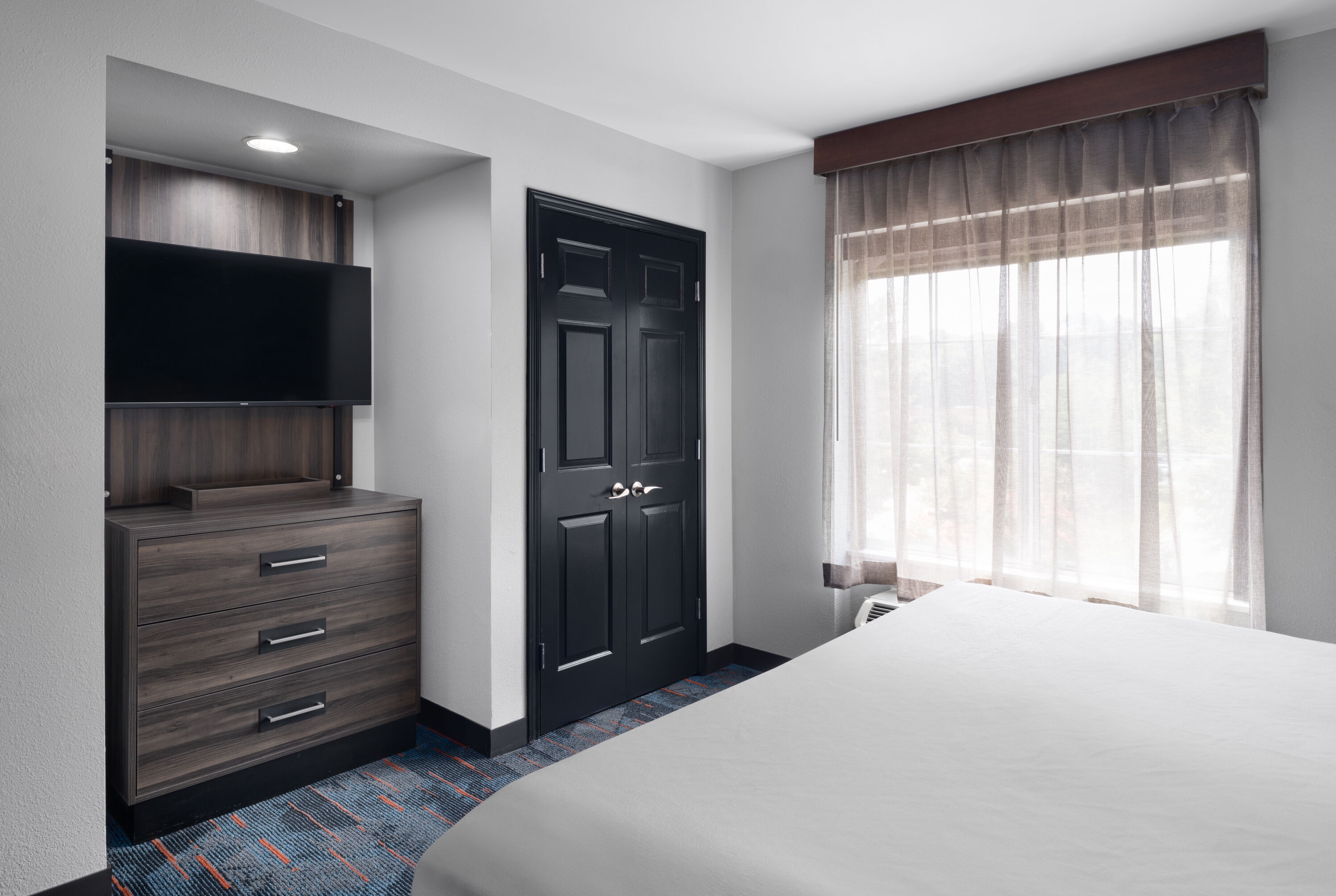 La Quinta Inn & Suites by Wyndham Greensboro NC suite in Greensboro, North Carolina