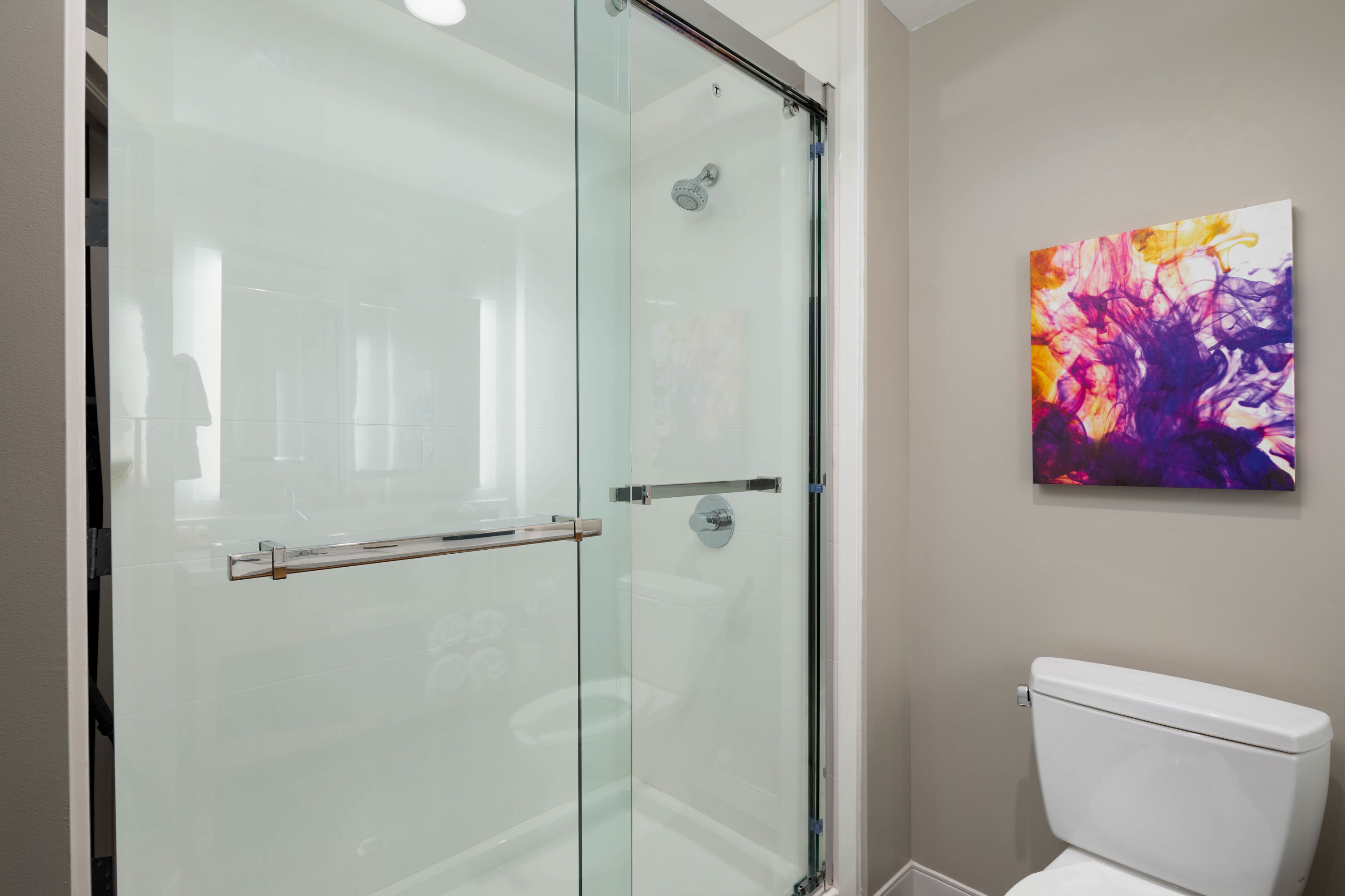 Guest room bath at the La Quinta Inn & Suites by Wyndham Greensboro Arpt High Point in Greensboro, North Carolina