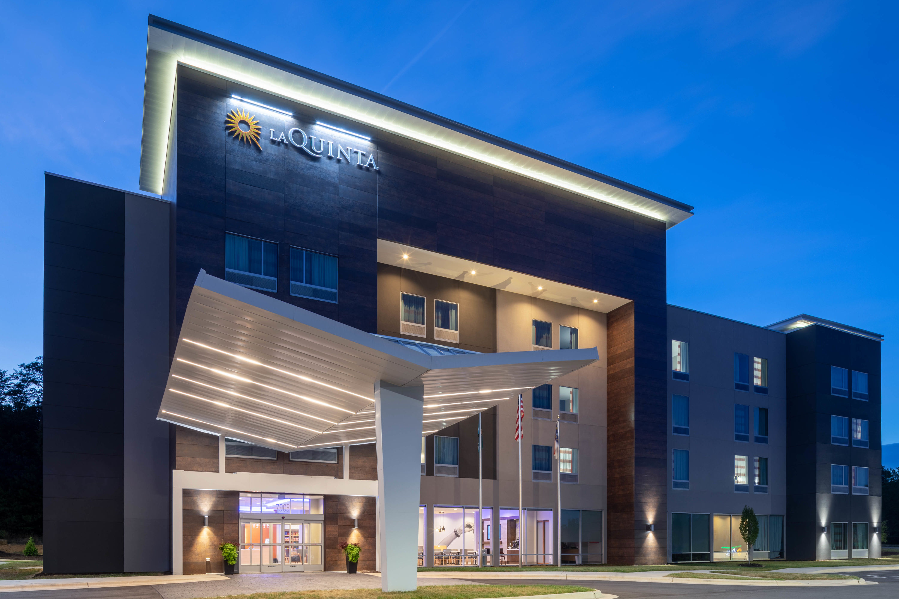 Exterior Dusk Image of La Quinta Inn & Suites by Wyndham Greensboro Arpt High Point hotel in Greensboro, North Carolina