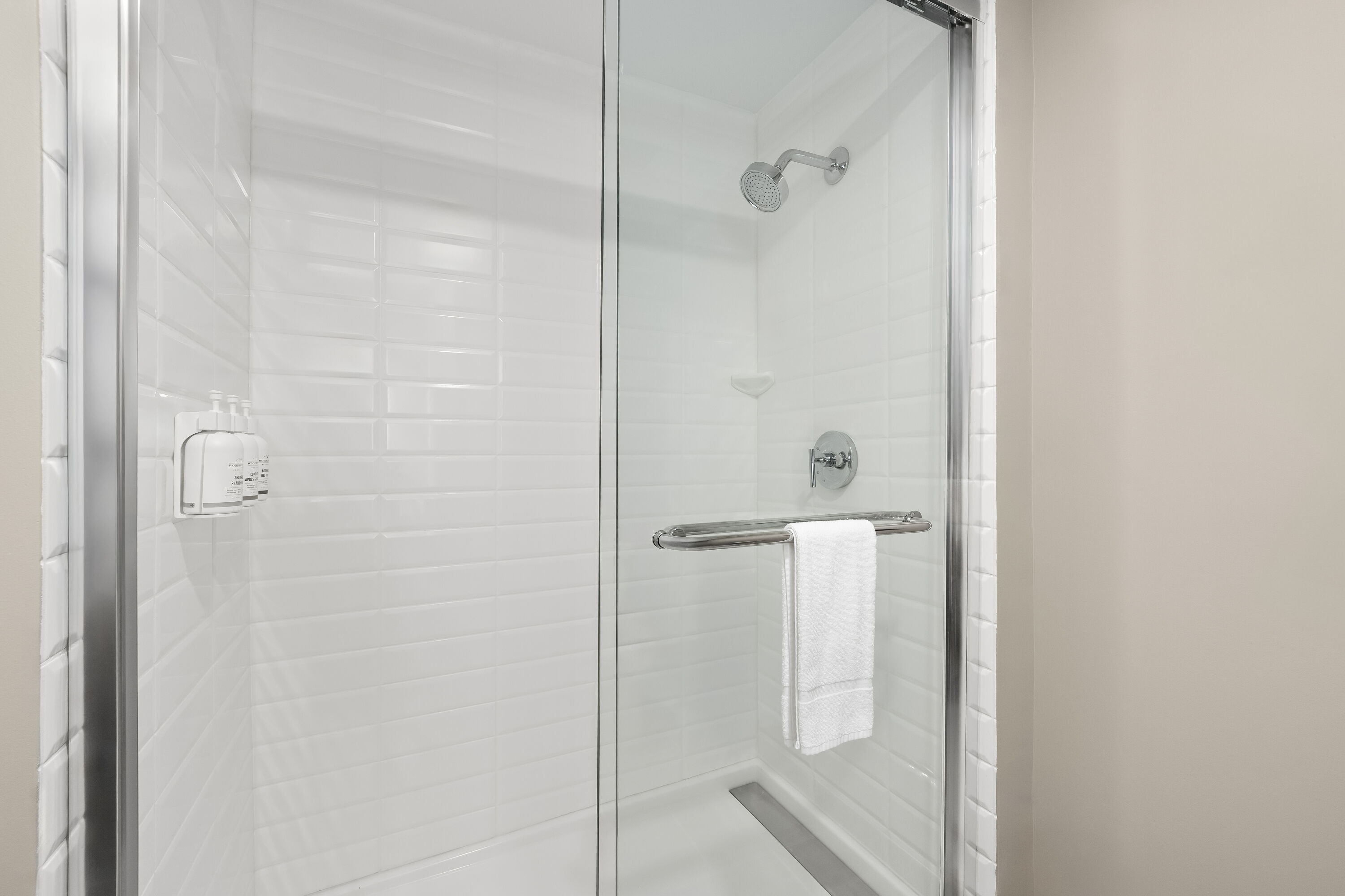 Guest room bath at the La Quinta Inn & Suites by Wyndham Mebane in Mebane, North Carolina