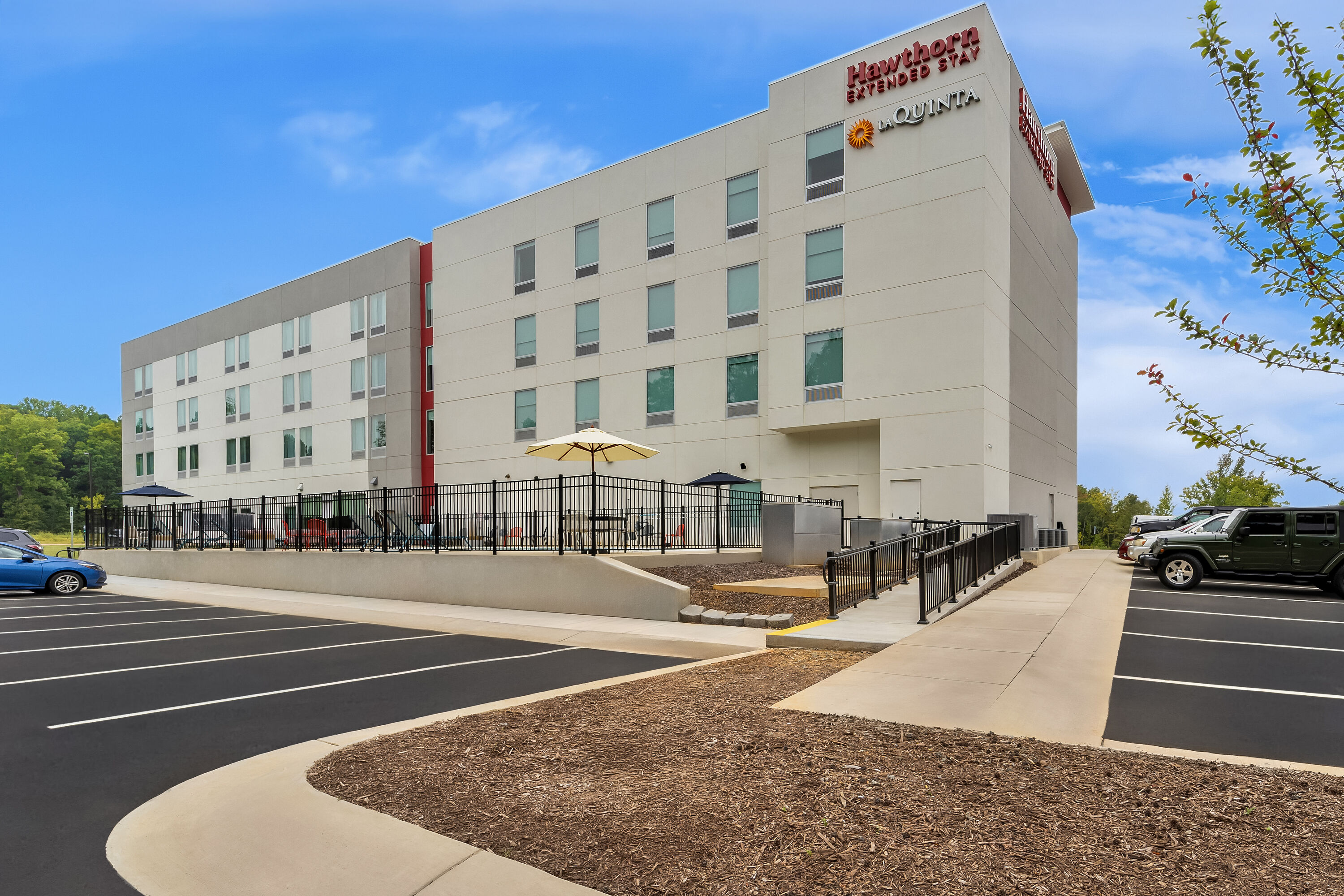 Exterior Day Image of La Quinta Inn & Suites by Wyndham Mebane hotel in Mebane, North Carolina
