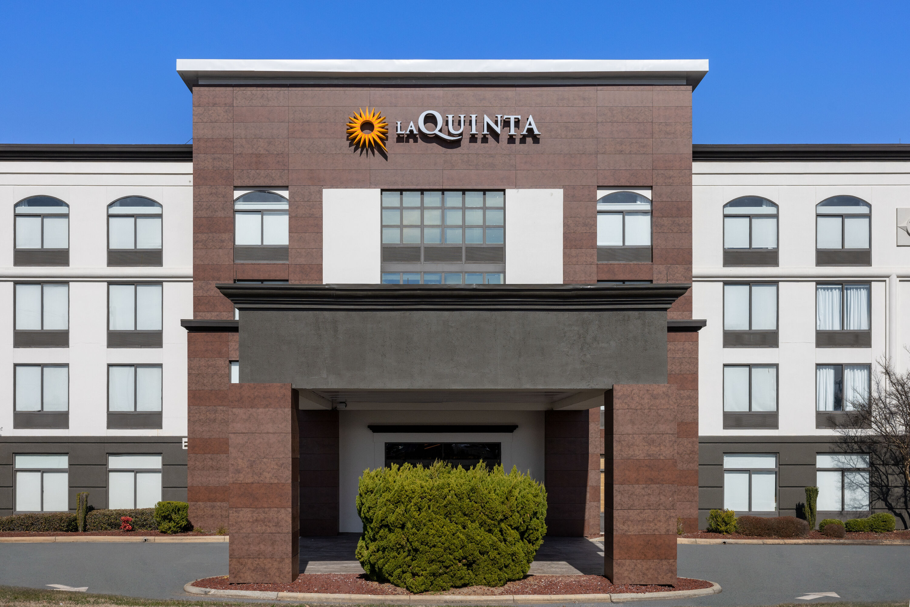 Exterior Day Image of La Quinta Inn & Suites by Wyndham Mooresville hotel in Mooresville, North Carolina