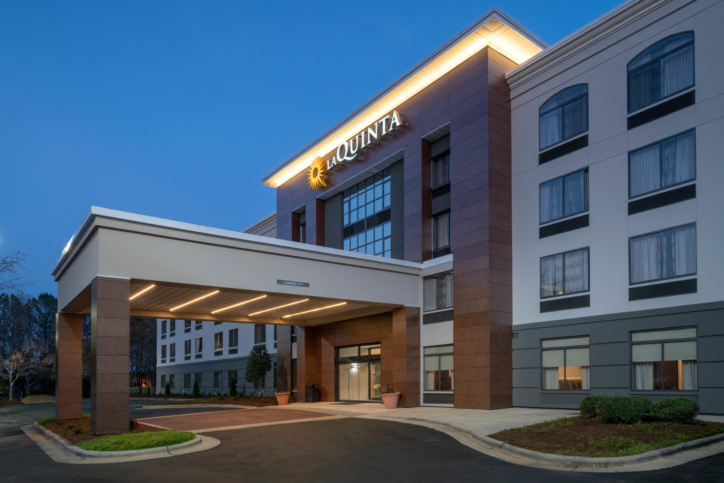 La Quinta Inn &amp; Suites by Wyndham Raleigh Downtown North | Raleigh, NC ...