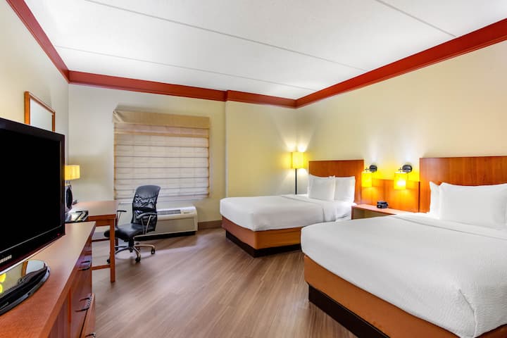 La Quinta Inn Suites By Wyndham Raleigh Crabtree Raleigh Nc Hotels