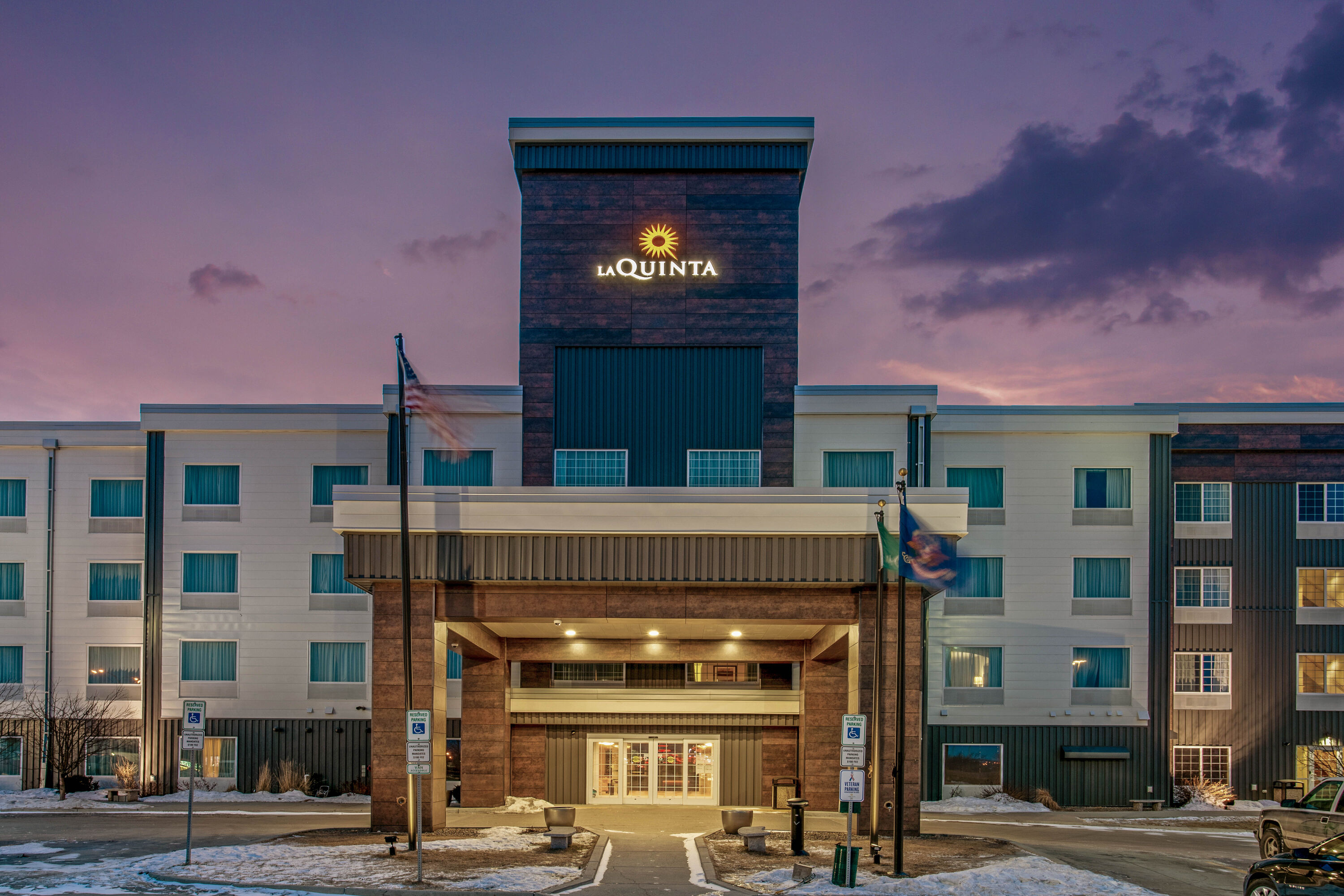 Exterior Dusk Image of La Quinta Inn & Suites by Wyndham Bismarck hotel in Bismarck, North Dakota