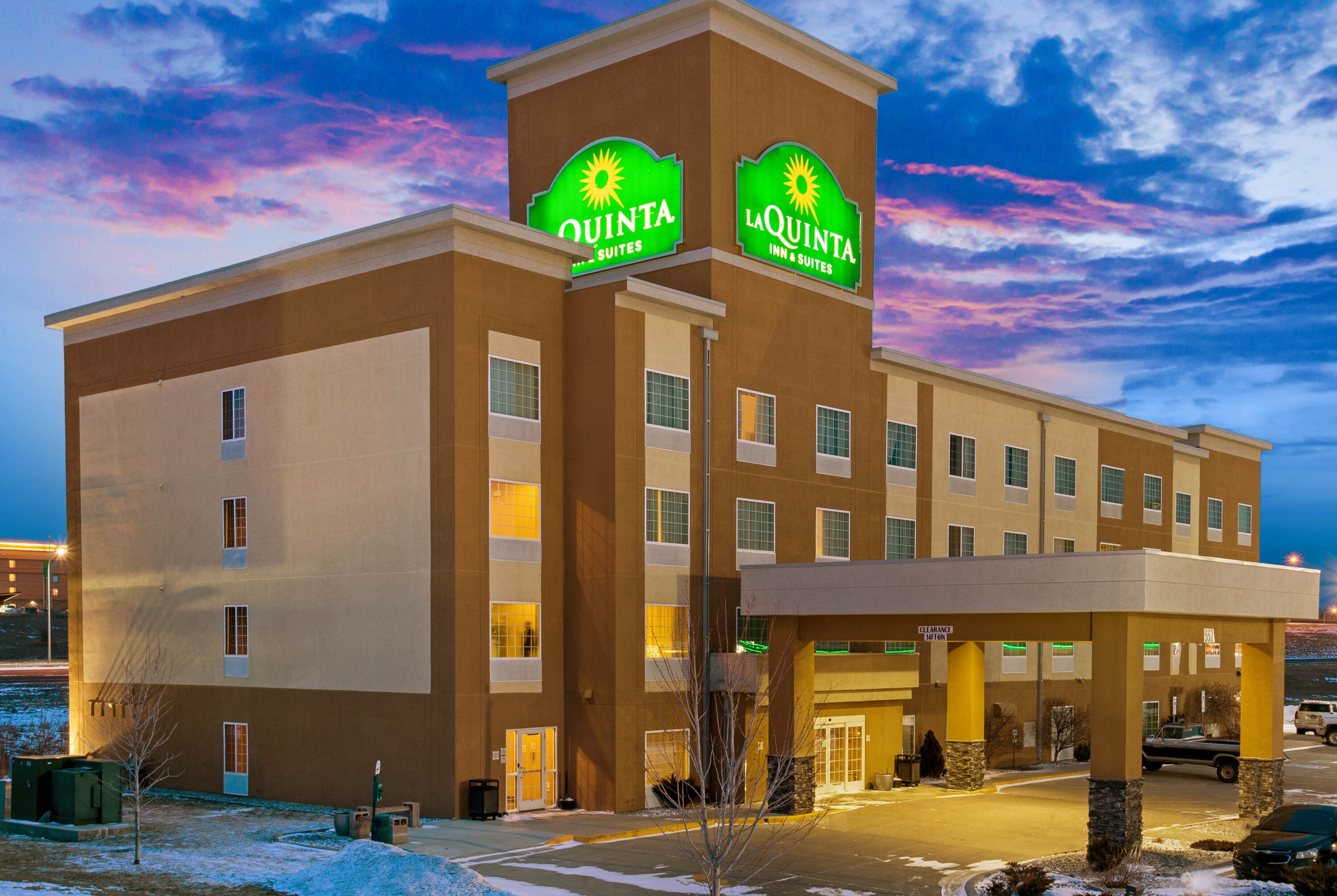Exterior Dusk Image of La Quinta Inn & Suites by Wyndham Dickinson hotel in Dickinson, North Dakota
